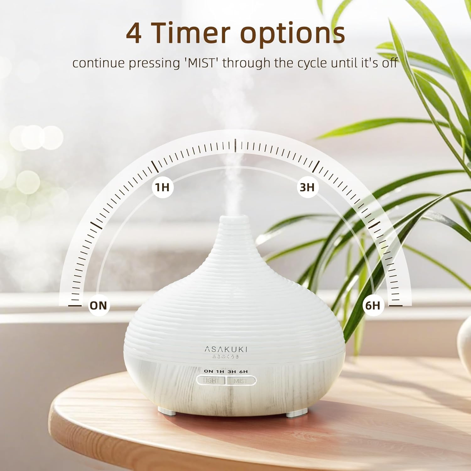 Weißer Aroma-Diffusor mit Timer-Optionen. Er steht auf einem Holztisch, im Hintergrund grüne Pflanzen.