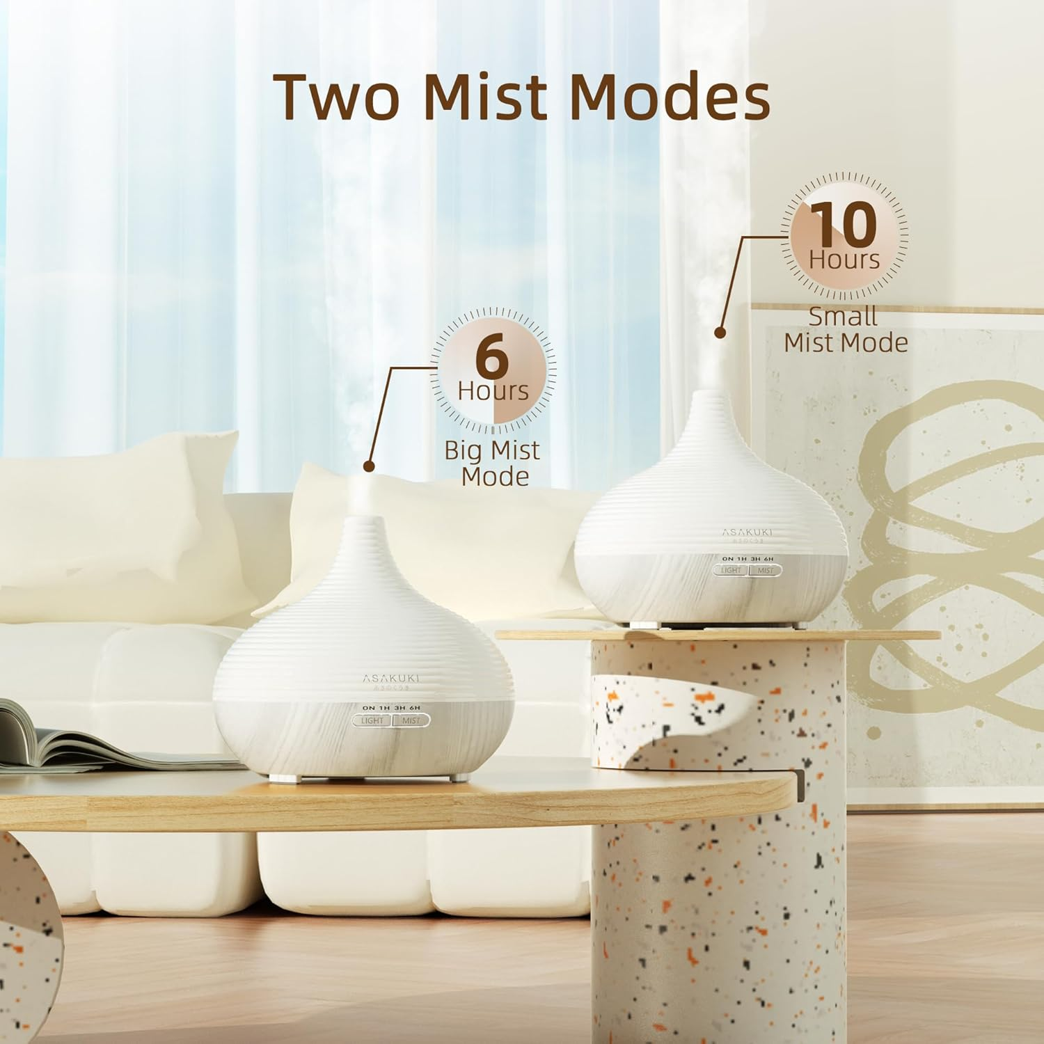 Das Bild zeigt zwei weiße Diffusoren, einer auf einem Tisch. Der Text zeigt 'Two Mist Modes' mit 6- und 10-Stunden-Modi.