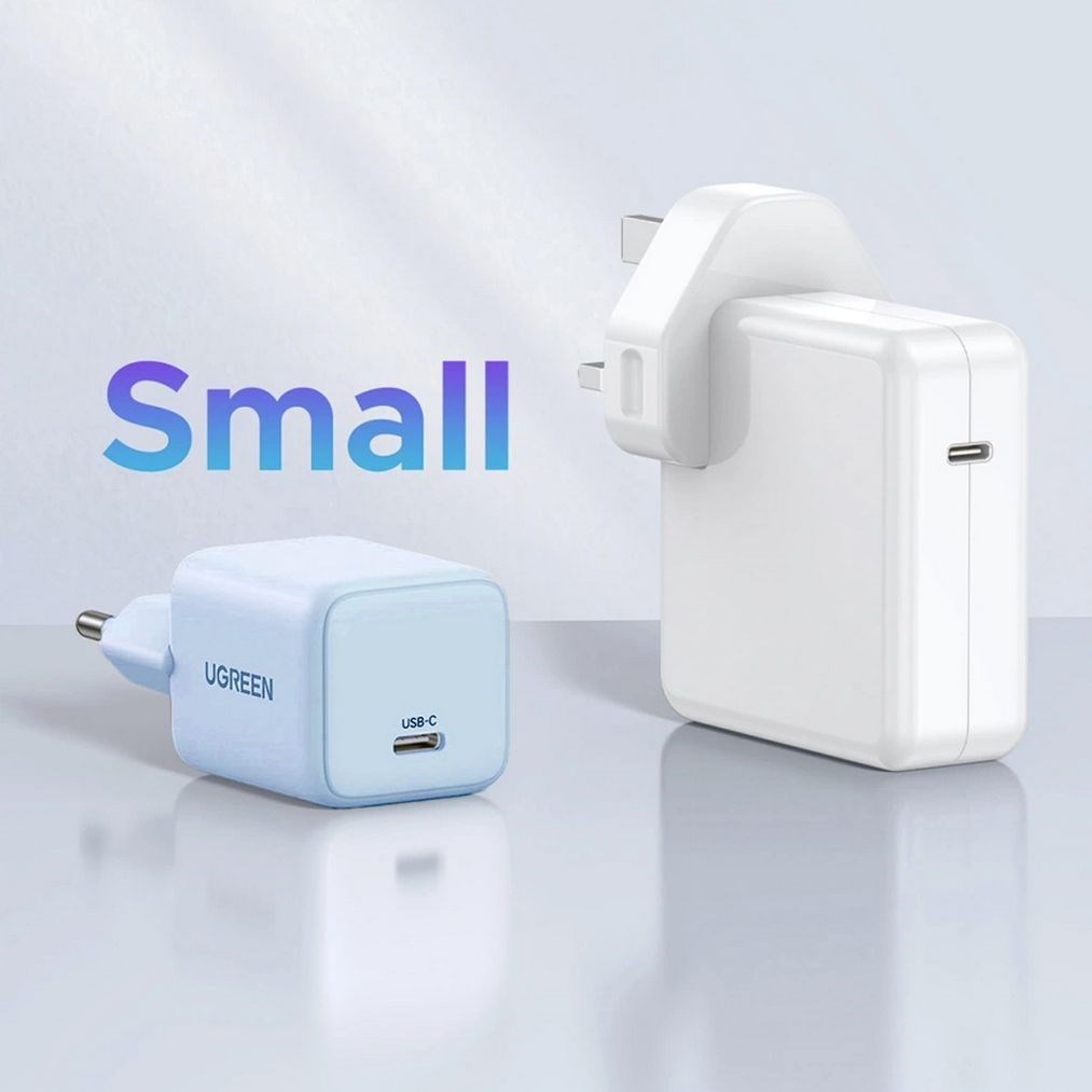 Dwie ładowarki, jedna biała i jedna jasnoniebieska, na gradientowym tle. Niebieska ładowarka ma port USB-C i napis UGREEN.