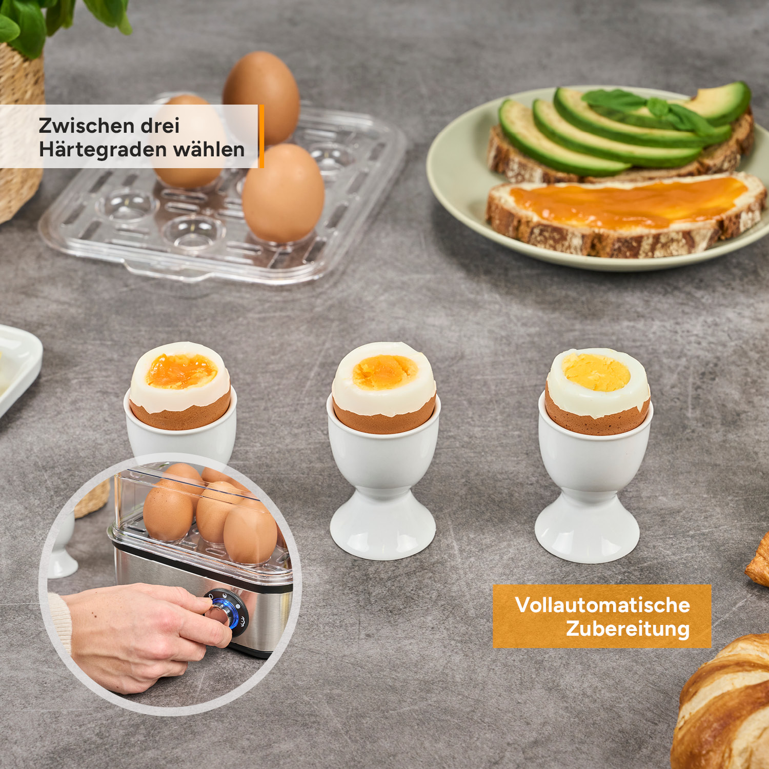 Drei weichgekochte Eier in Haltern, Eier in einem Behälter, Avocado-Toast und ein Eierkocher mit einer Hand, die einen Knopf dreht.