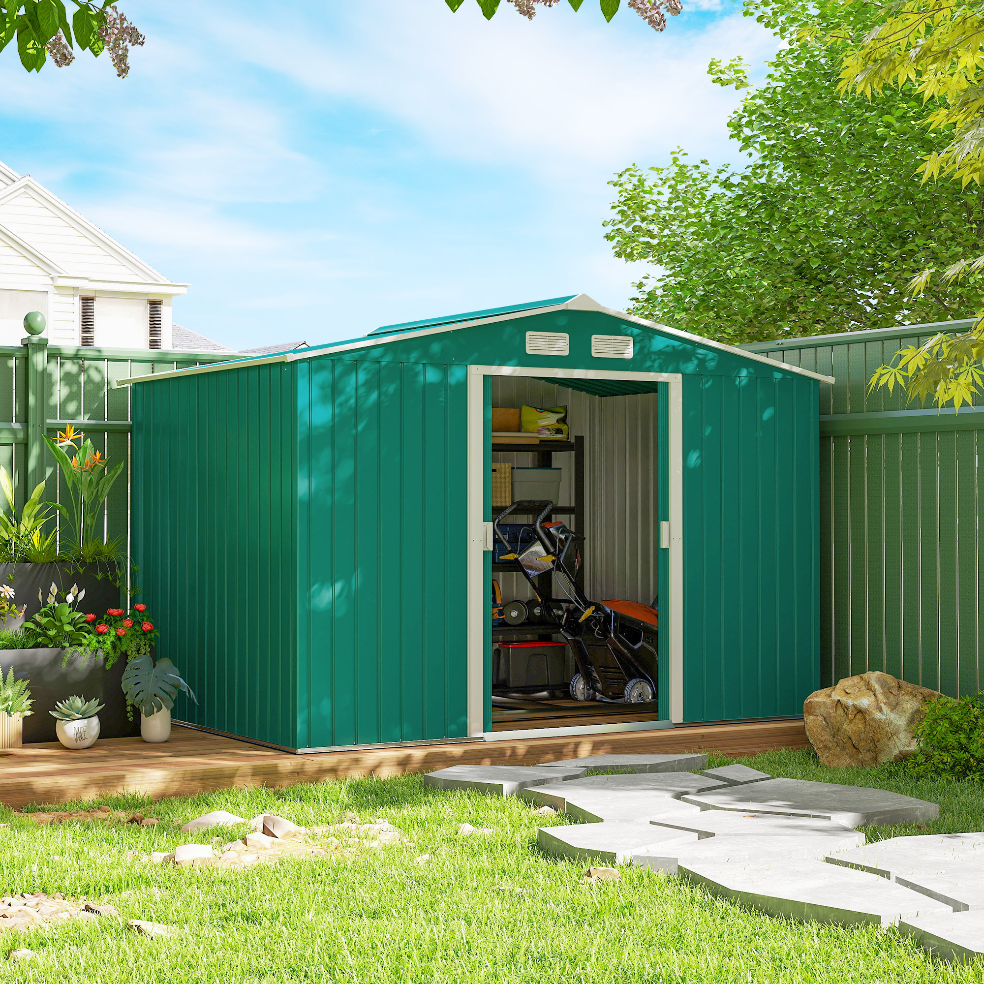 Capanno verde con porta aperta, tosaerba all'interno. Giardino con piante, sentiero di pietra, recinzione verde e cielo blu.