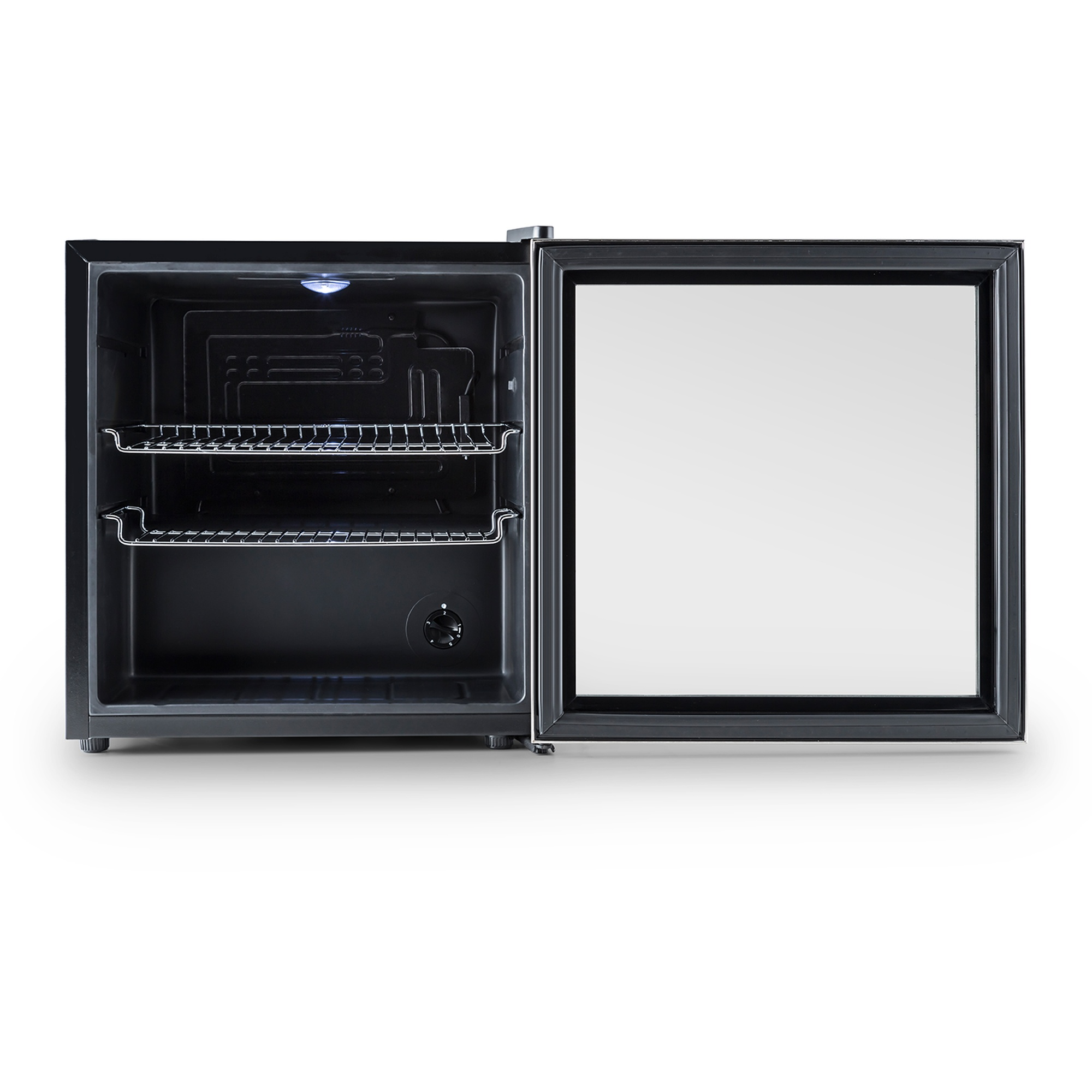 Ein kleiner, offener schwarzer Mini-Kühlschrank. Die Tür ist angelehnt, zeigt Regale und einen Bedienknopf. Der Türrahmen ist schwarz.