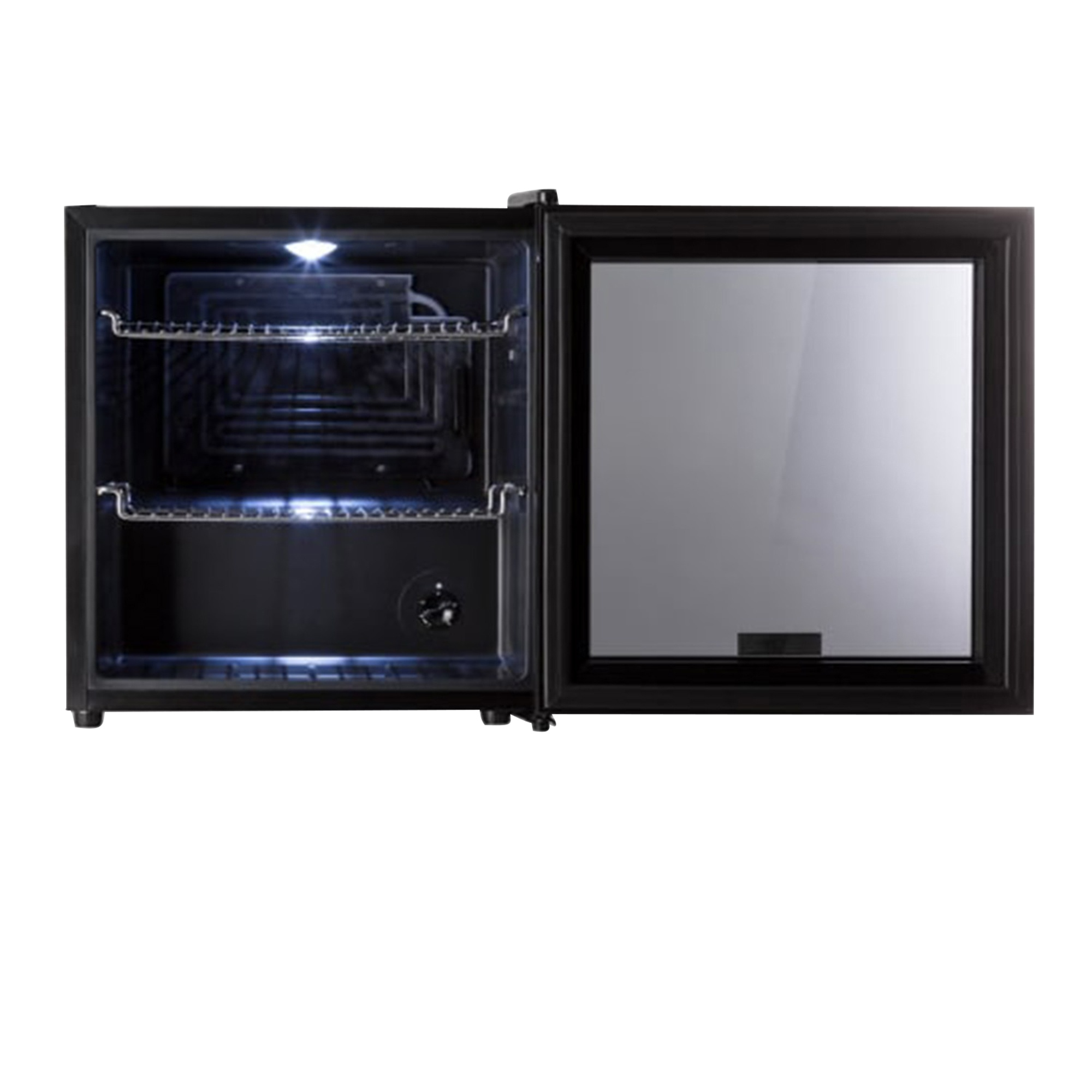 Un mini-refrigerador negro con la puerta entreabierta, mostrando estantes e iluminación interior. La puerta de vidrio está abierta.