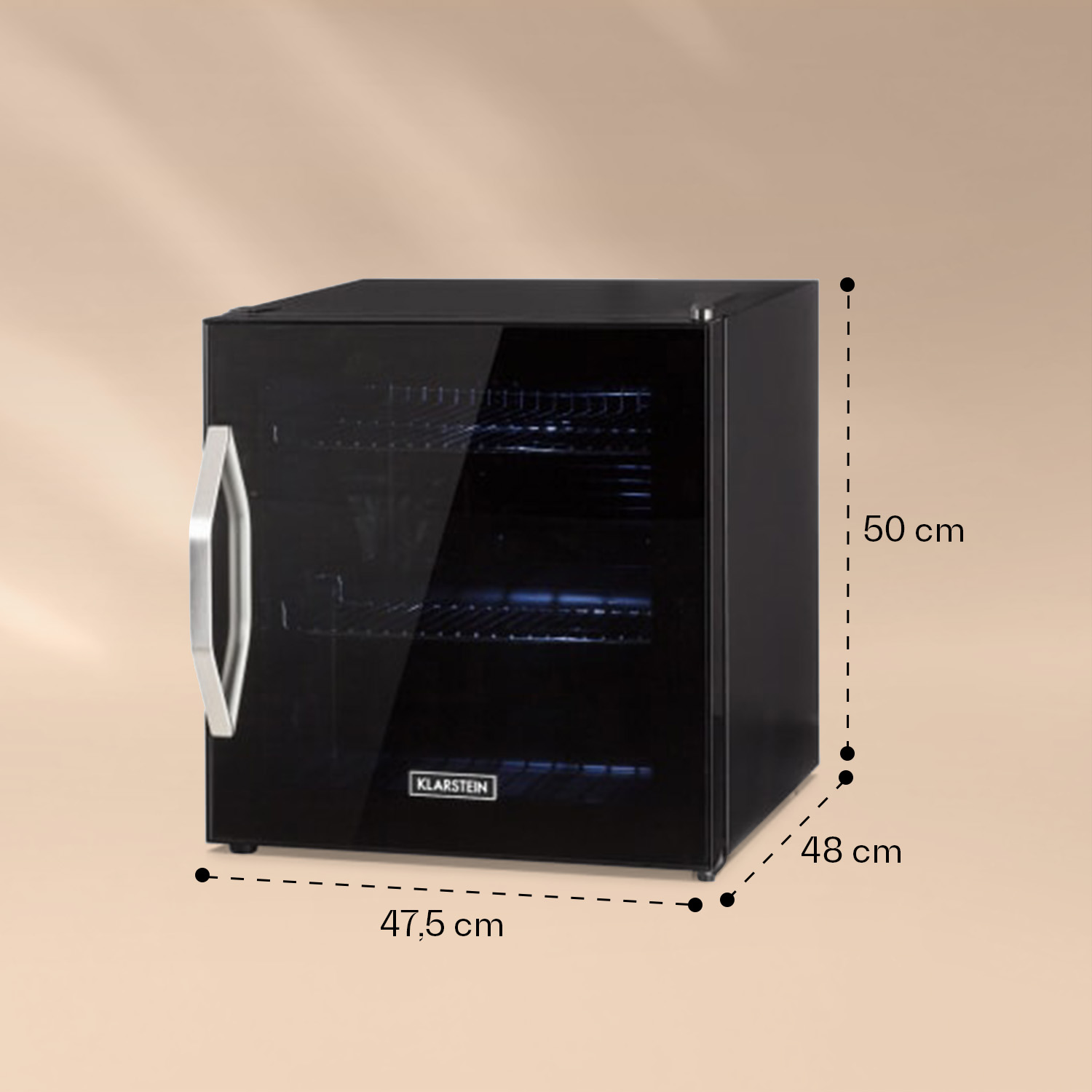 Una vinoteca Klarstein negra con puerta de cristal y tirador plateado. Dimensiones: 47,5cm, 48cm y 50cm. Fondo beige.