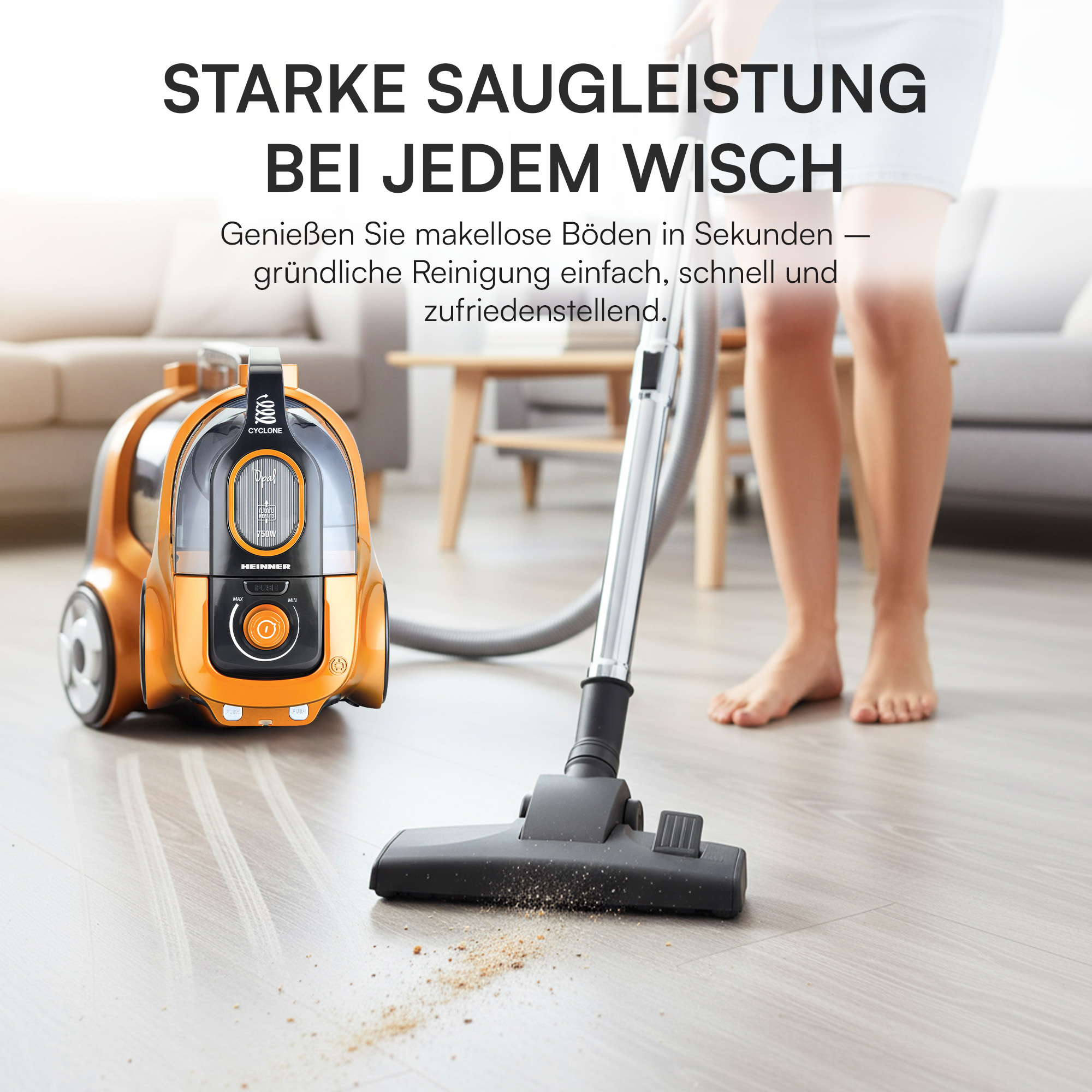 Ein orangefarbener Staubsauger reinigt einen Holzboden. Eine Person steht dahinter. Text sagt 'Starke Saugleistung'.