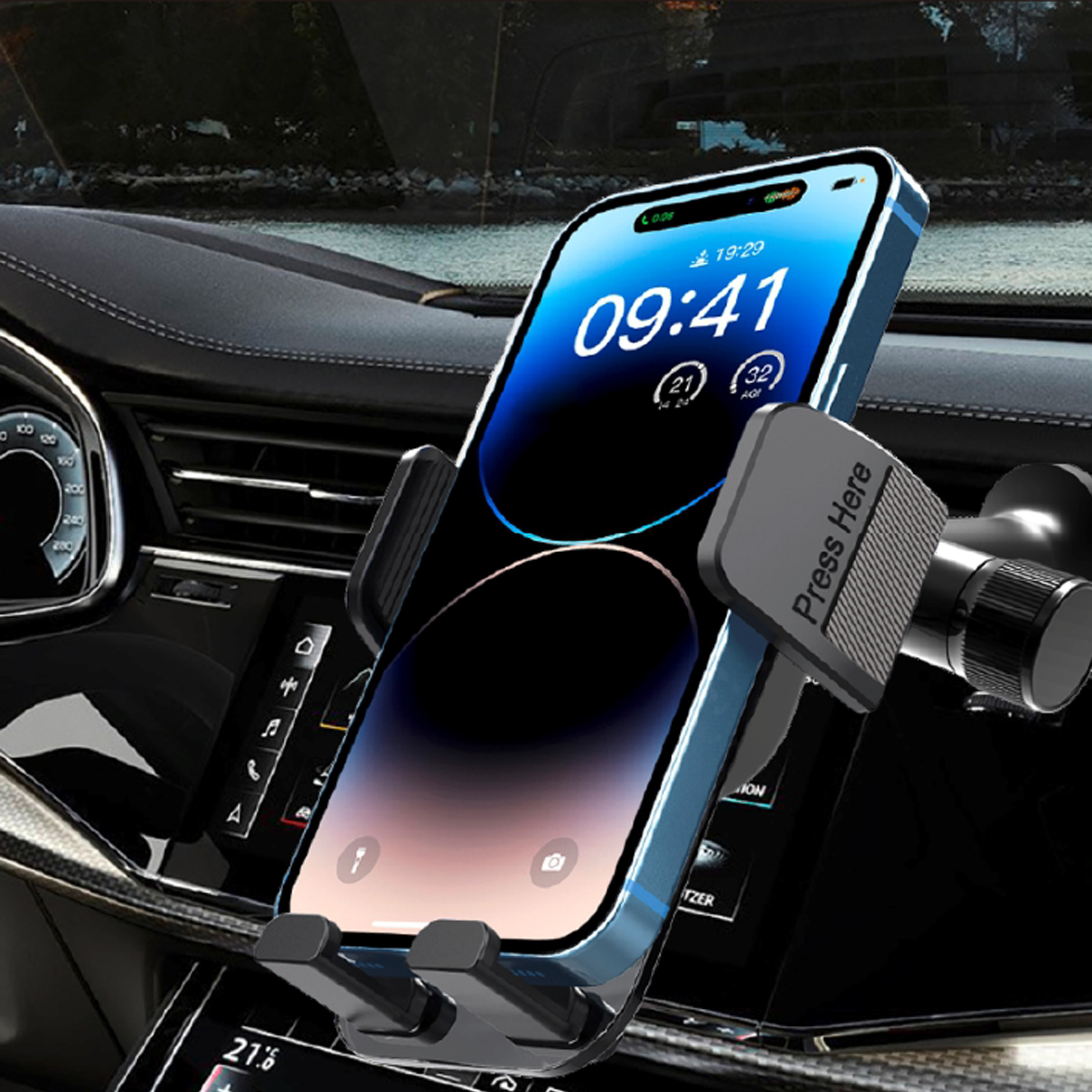 Un smartphone en un soporte para coche muestra la hora. El salpicadero y una ventana del coche son visibles.