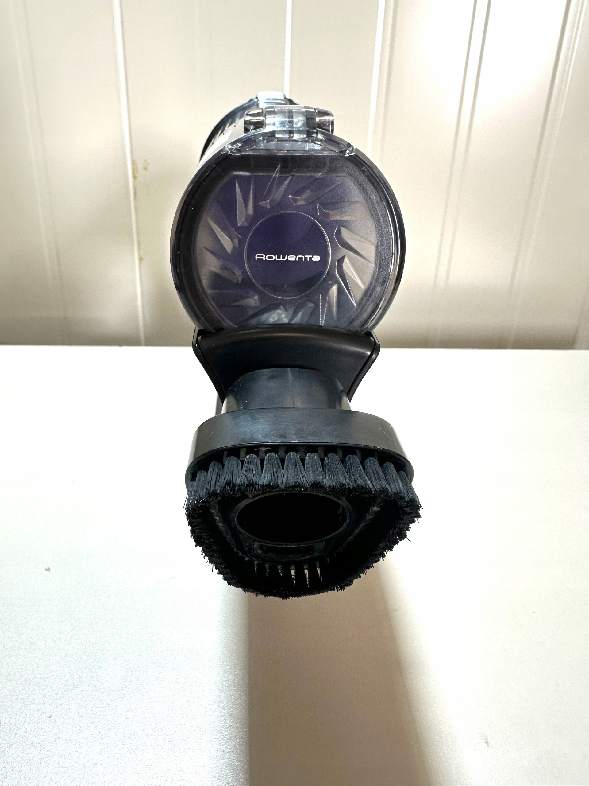 Zbliżenie głowicy odkurzacza Rowenta ze szczotką. Tło jest białe.