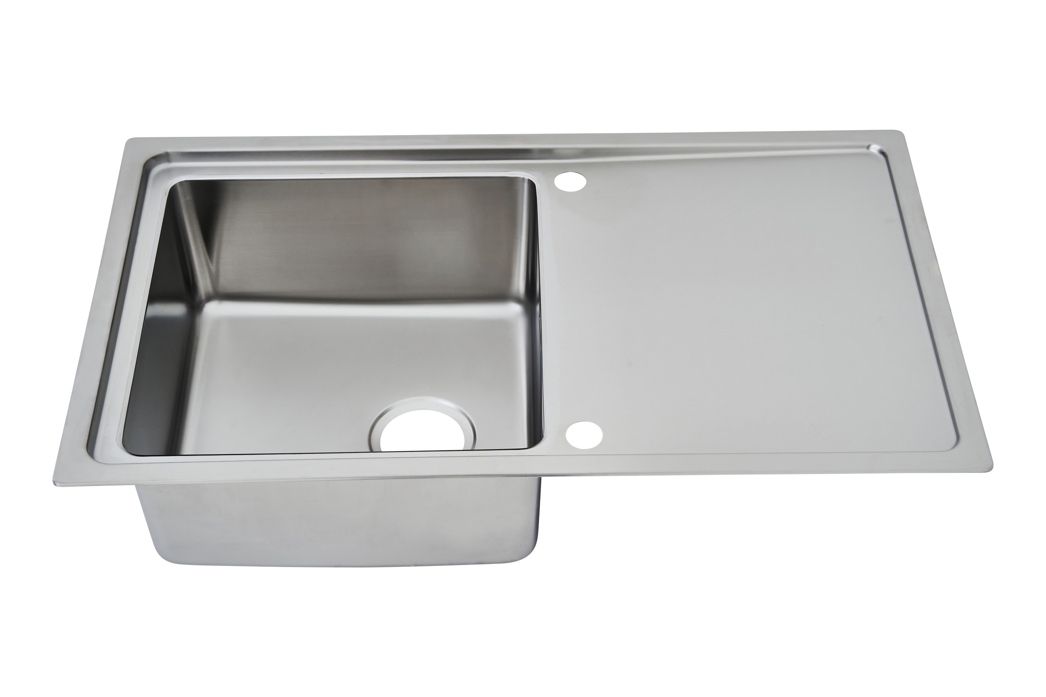 Ein Edelstahlspülbecken mit Abtropffläche. Es hat ein rechteckiges Becken mit einem Abflussloch und zwei weiteren Löchern.