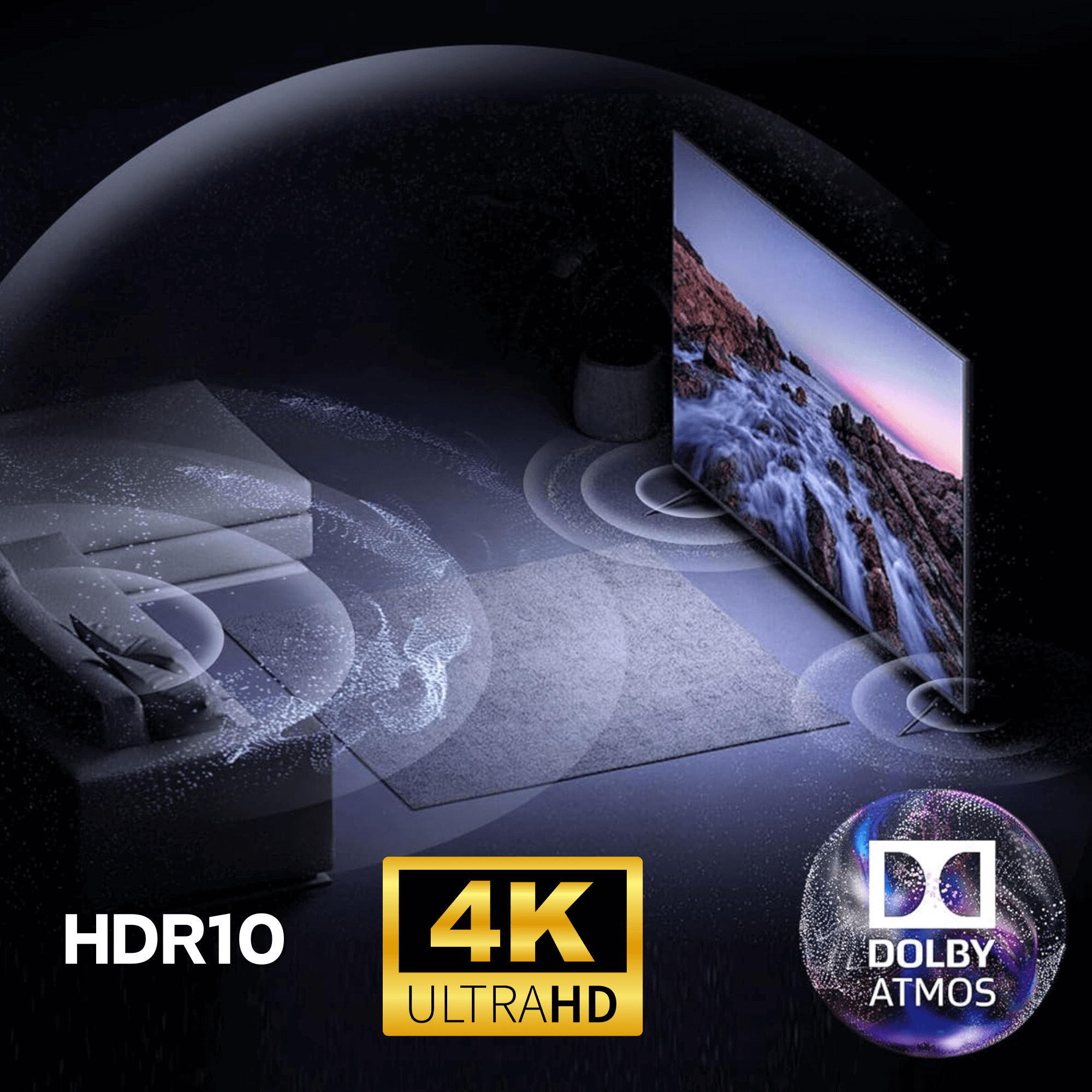 Telewizor wyświetla krajobraz górski. Obecne są loga HDR10, 4K UHD i Dolby Atmos. Na zdjęciu jest sofa.