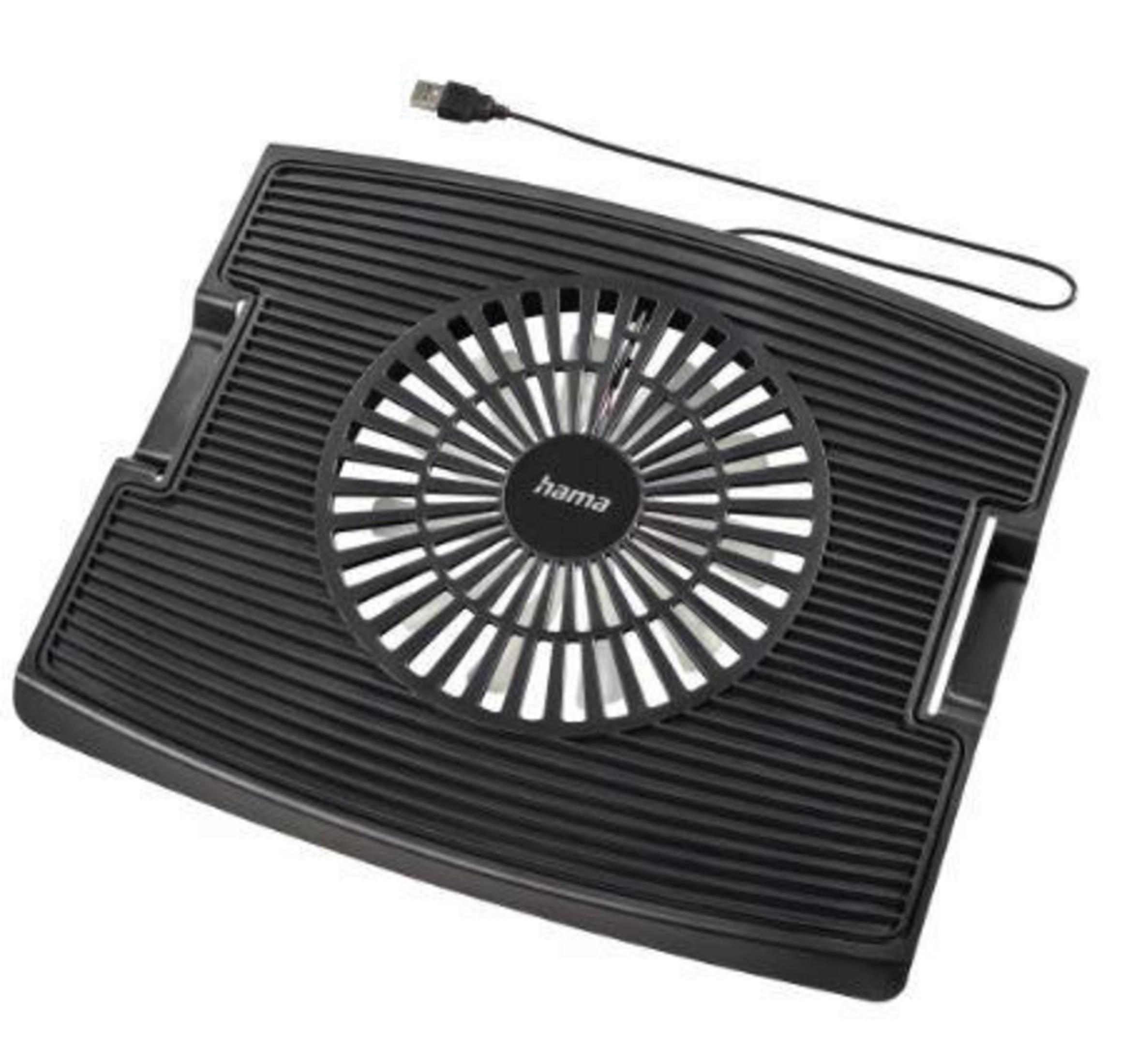 Czarny cooler do laptopa z wentylatorem. Ma logo Hama pośrodku. Dołączony kabel USB.