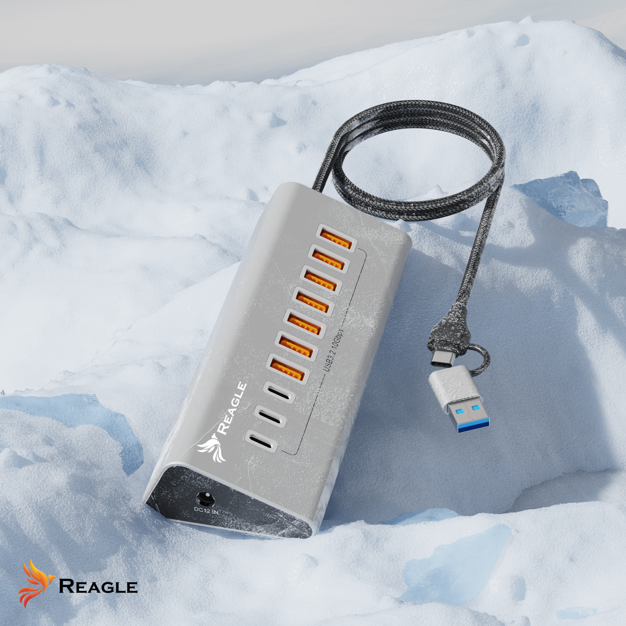 Szary hub USB z pomarańczowymi portami na śniegu. Pleciony kabel łączy go ze złączem USB i USB-C.