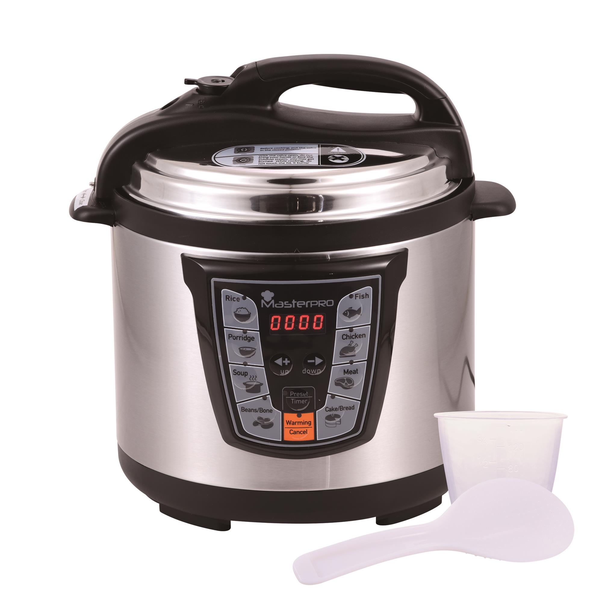 Una olla a presión eléctrica MasterPro plateada y negra. Incluye una taza medidora y una cuchara blanca.