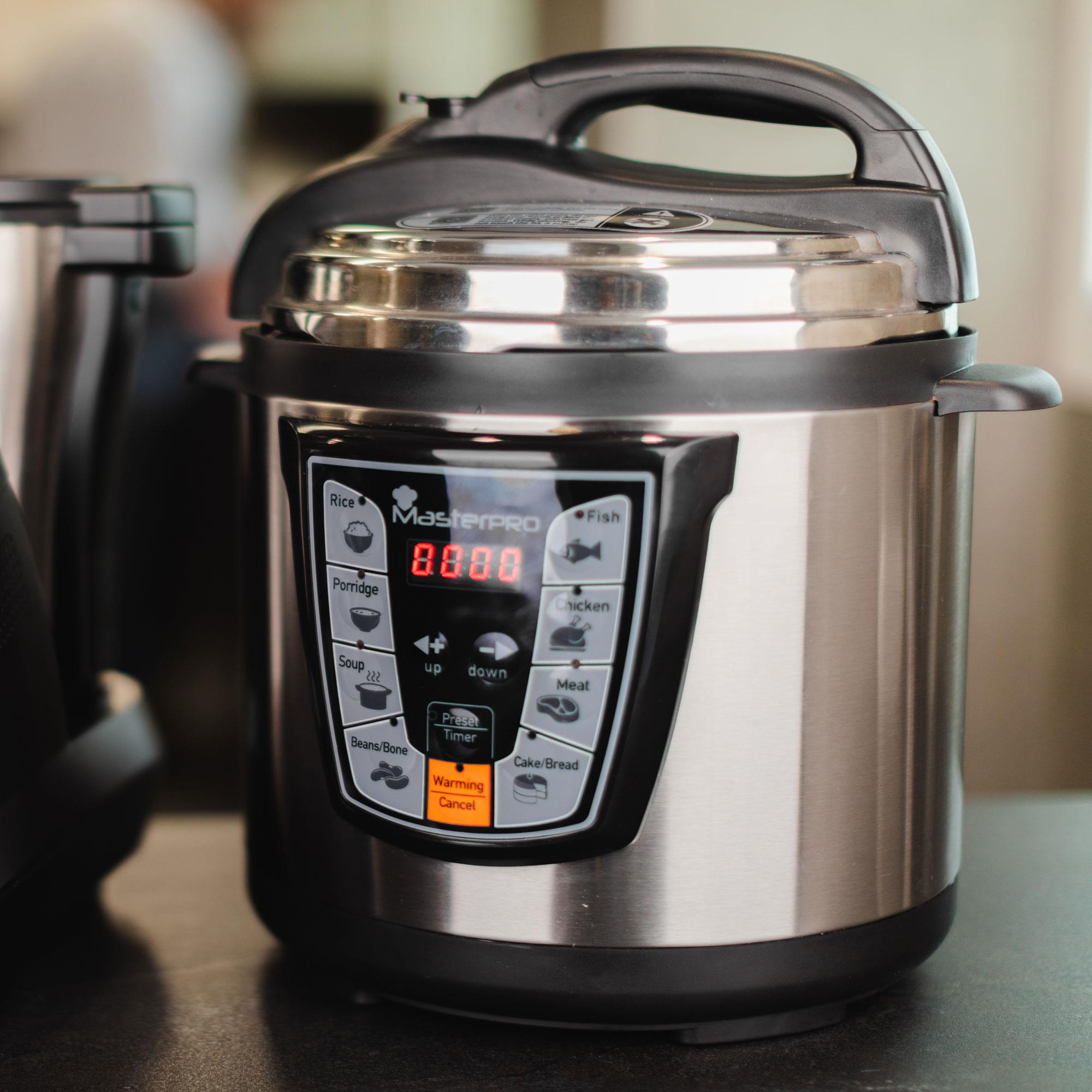 Una olla a presión Masterpro de acero inoxidable con asa negra y panel de control que muestra 8888.