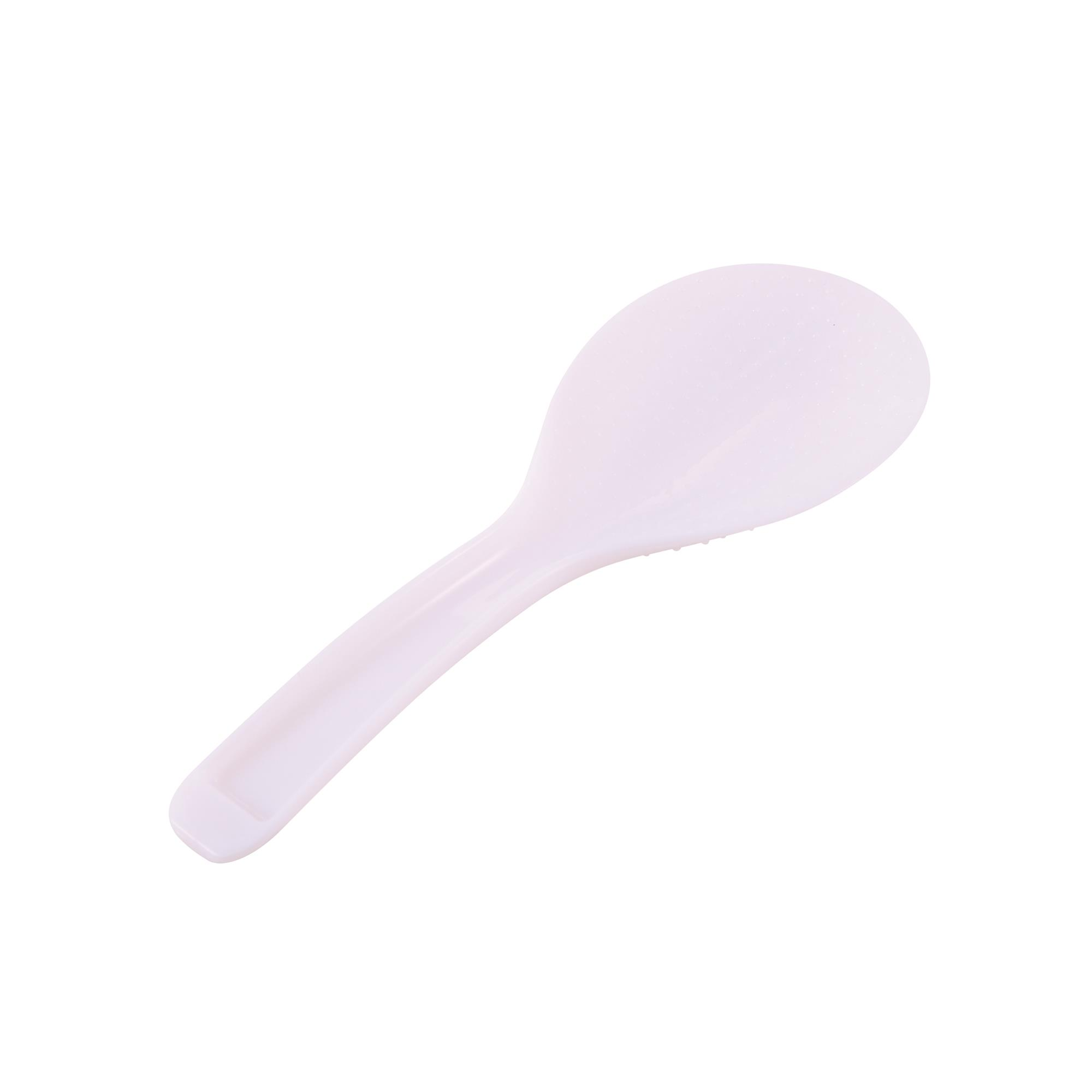 Una cuchara de plástico blanco sobre un fondo blanco. La cuchara tiene un cuenco ancho y ovalado y un mango largo.