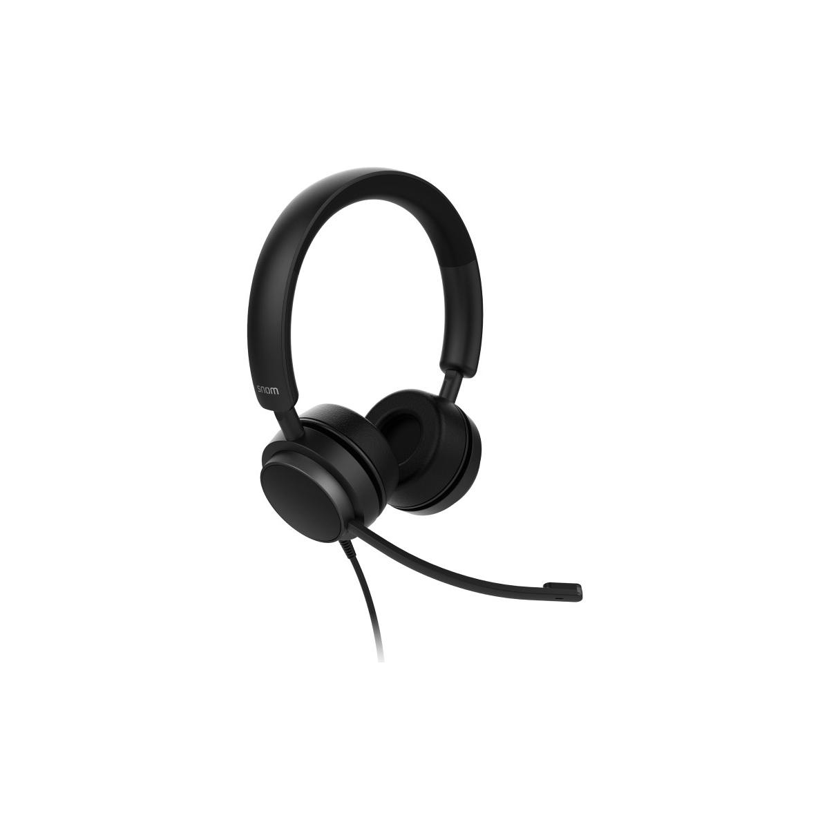 Czarny zestaw słuchawkowy z mikrofonem. Posiada pałąk na głowę i dwie słuchawki. Kabel łączy zestaw słuchawkowy z niewidocznym urządzeniem.