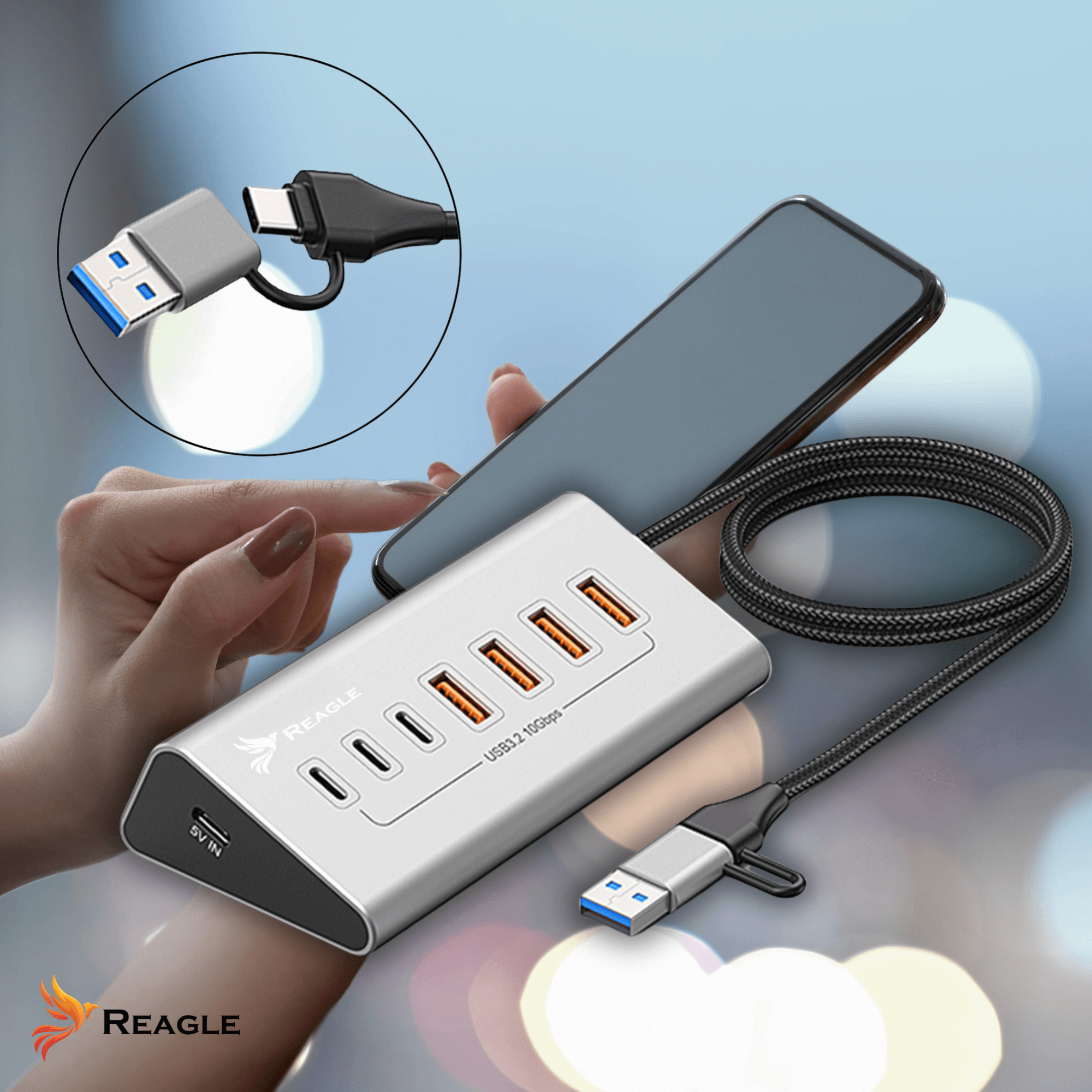 Srebrny hub USB z telefonem, kablem i dłonią. Pokazuje połączenie złączy USB i USB-C.