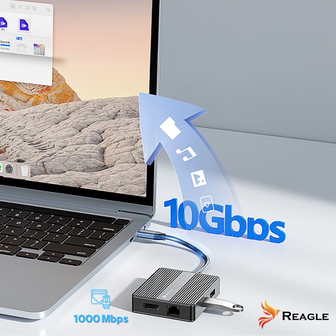 Laptop podłączony do huba, transfer danych 10 Gbps. Grafika strzałki, ikony i tekst. Logo Reagle w prawym dolnym rogu.