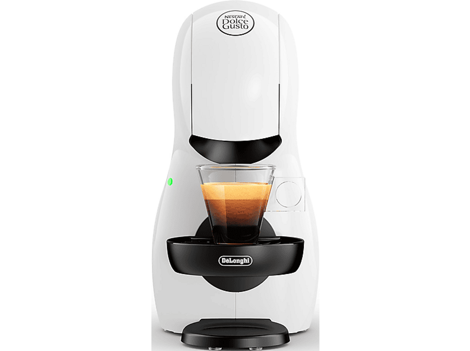 Eine weiße Dolce Gusto Kaffeemaschine mit einem Glas Kaffee. Schwarzer Sockel und ein grünes Licht an der Seite. Die Marke ist DeLonghi.