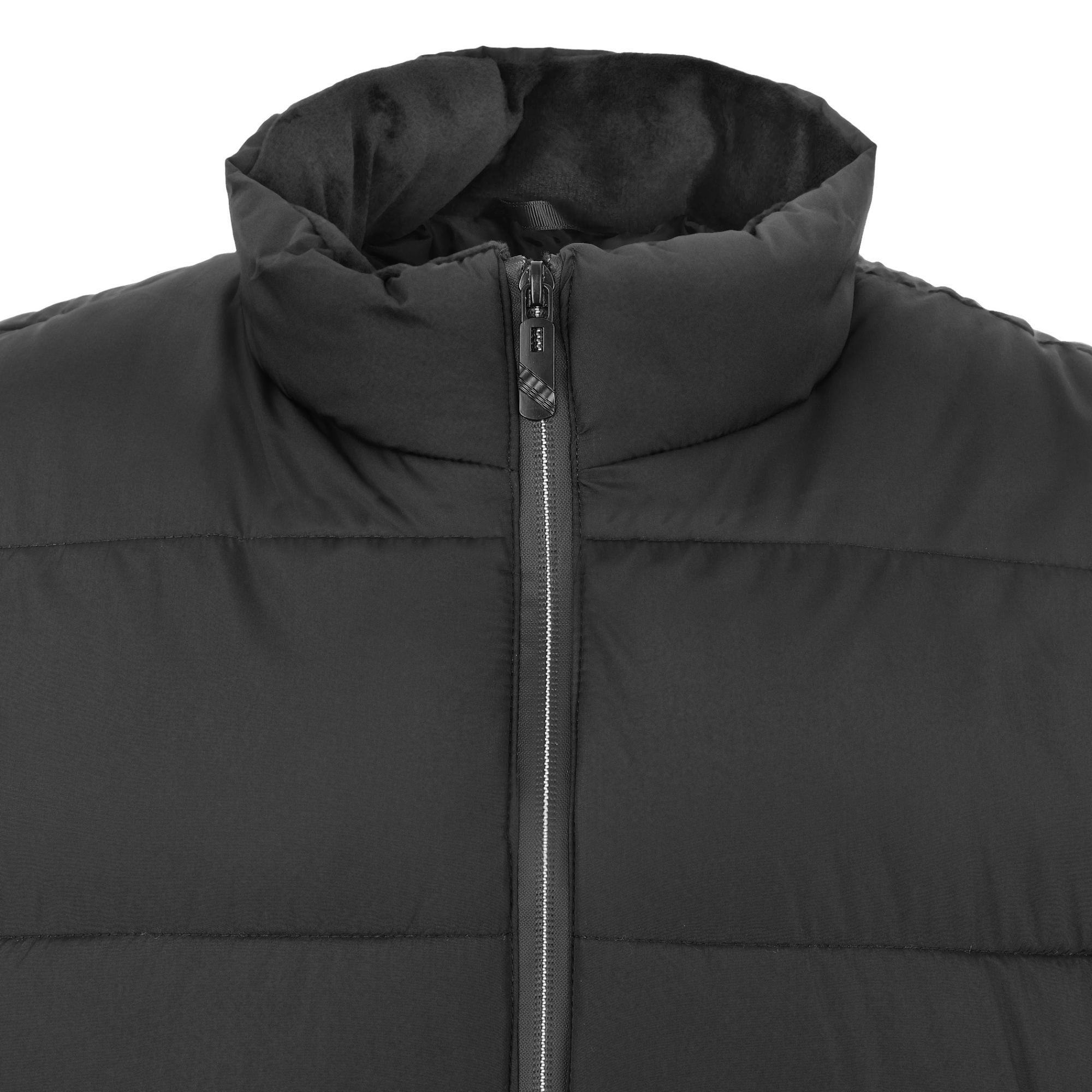 Zbliżenie czarnej pikowanej kamizelki z wysokim kołnierzem i srebrnym zamkiem błyskawicznym. Kołnierz jest złożony.