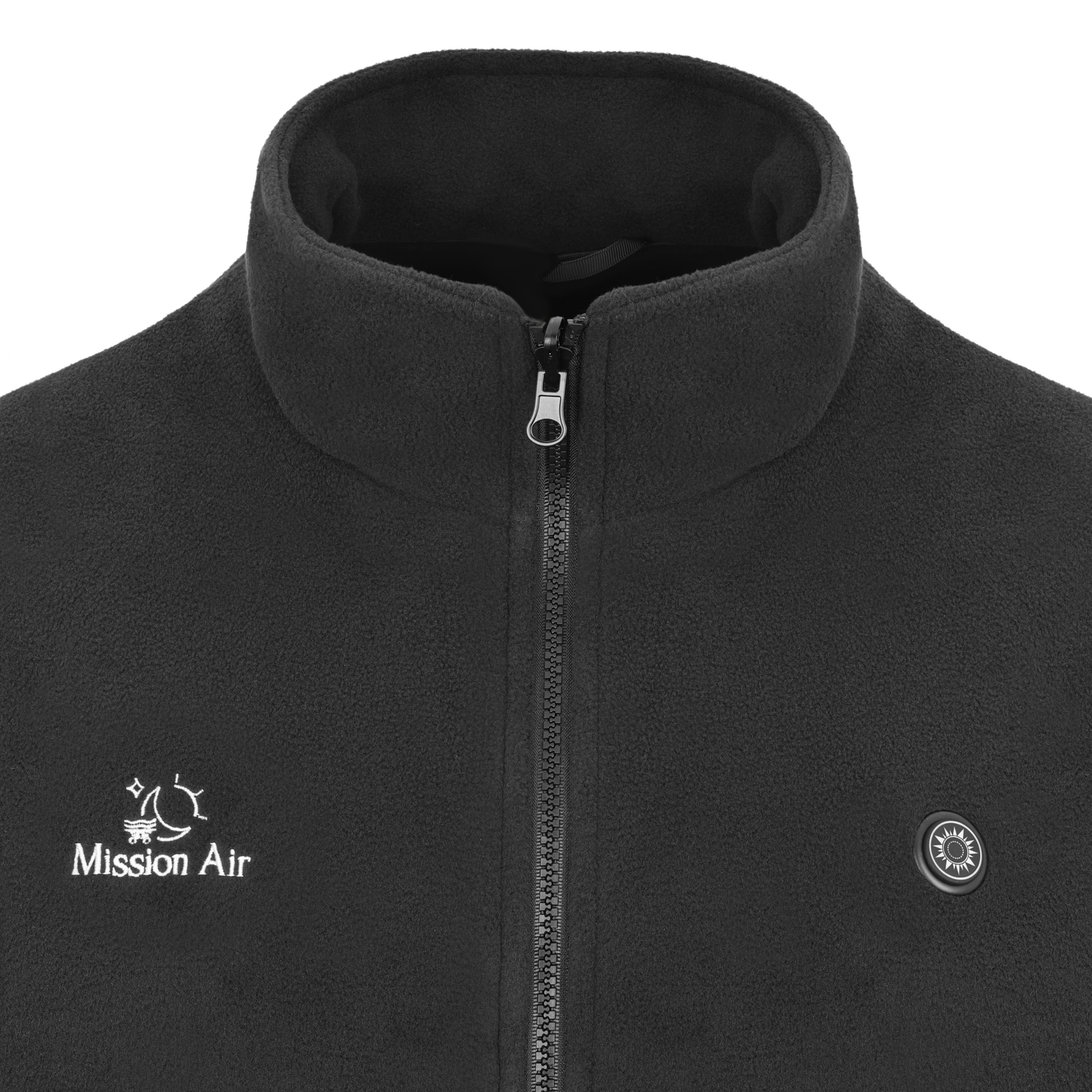 Zbliżenie czarnej kurtki polarowej z zamkiem błyskawicznym. Kołnierz jest złożony. Posiada logo 'Mission Air' i odznakę.