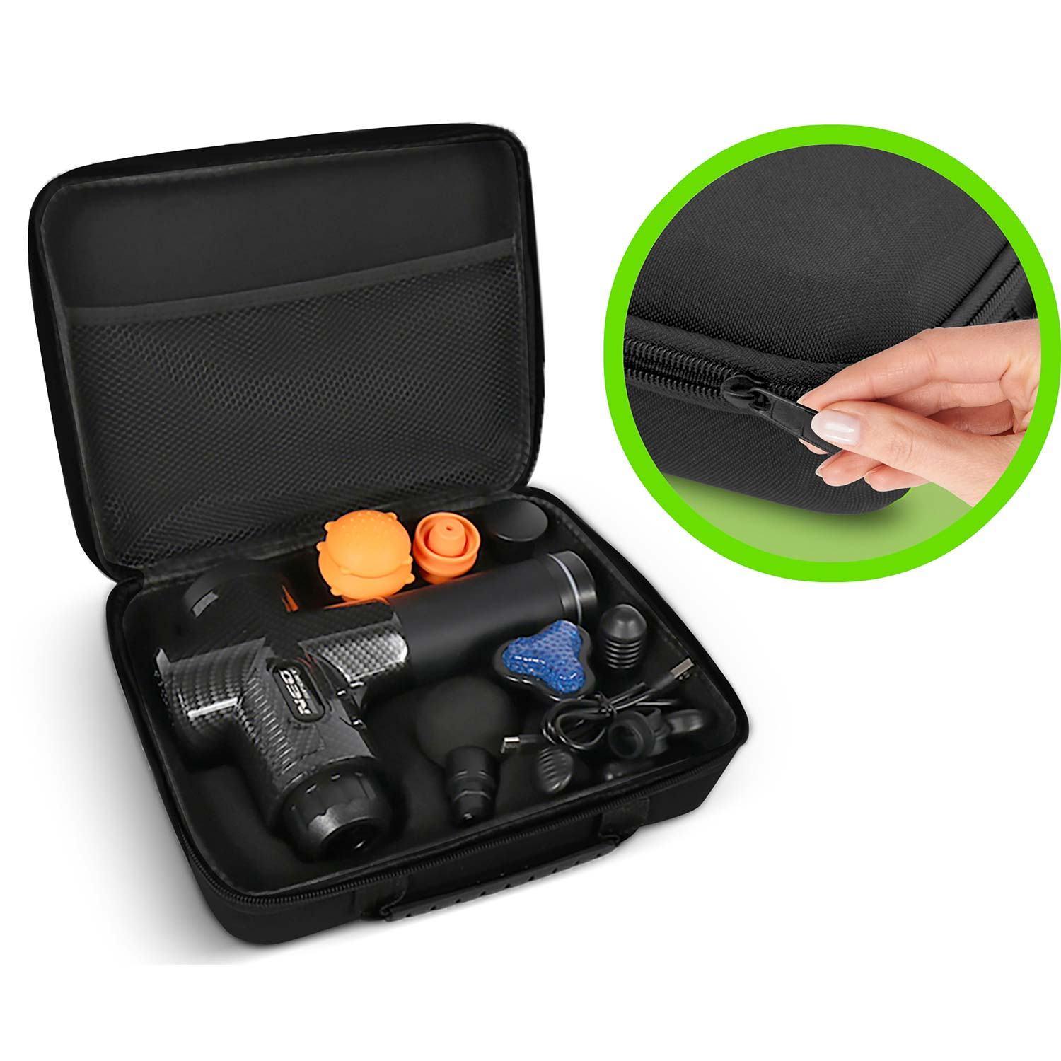 Czarna walizka zawierająca pistolet do masażu i akcesoria. Ręka zamyka mniejszą walizkę. Widoczne pomarańczowe i czarne akcesoria.