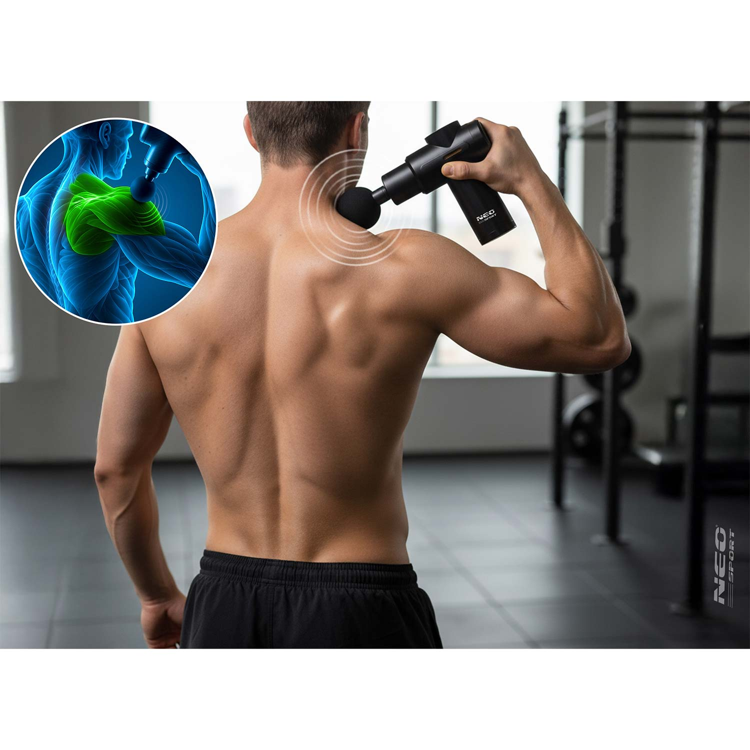 Mężczyzna używa czarnego pistoletu do masażu na ramieniu. Ilustracja anatomiczna pokazuje obszar ramienia. Siłownia w tle.