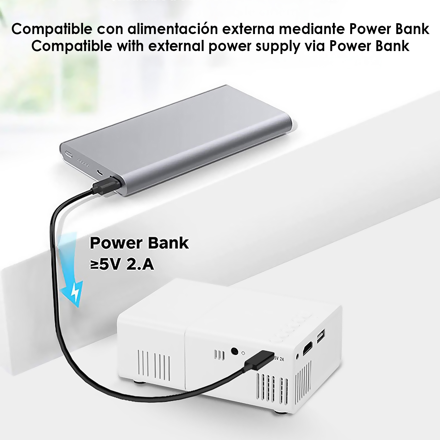 Un proyector blanco está conectado a un banco de energía plateado con un cable negro. El texto indica compatibilidad con el banco.
