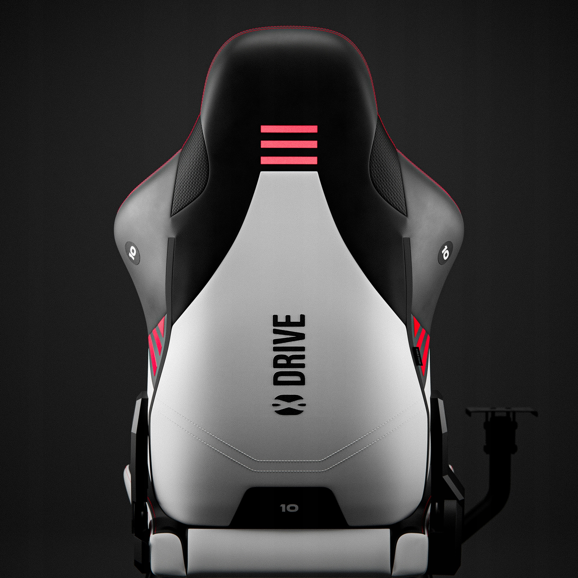 Oparcie fotela gamingowego. Czarno-białe z czerwonymi akcentami. Widoczne logo 'DRIVE' i '10'. Ciemne tło.
