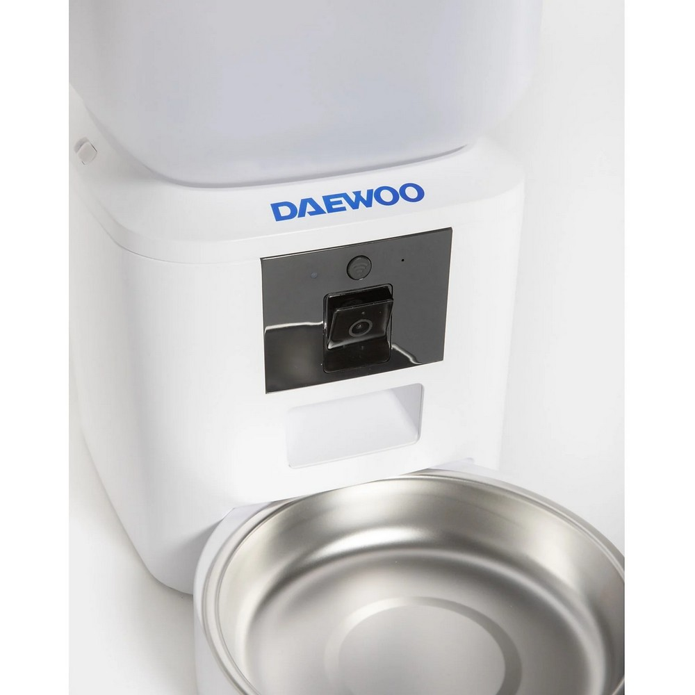 Weißer Daewoo-Futterautomat mit Edelstahlschüssel. Er hat eine schwarze Kamera und einen Knopf.