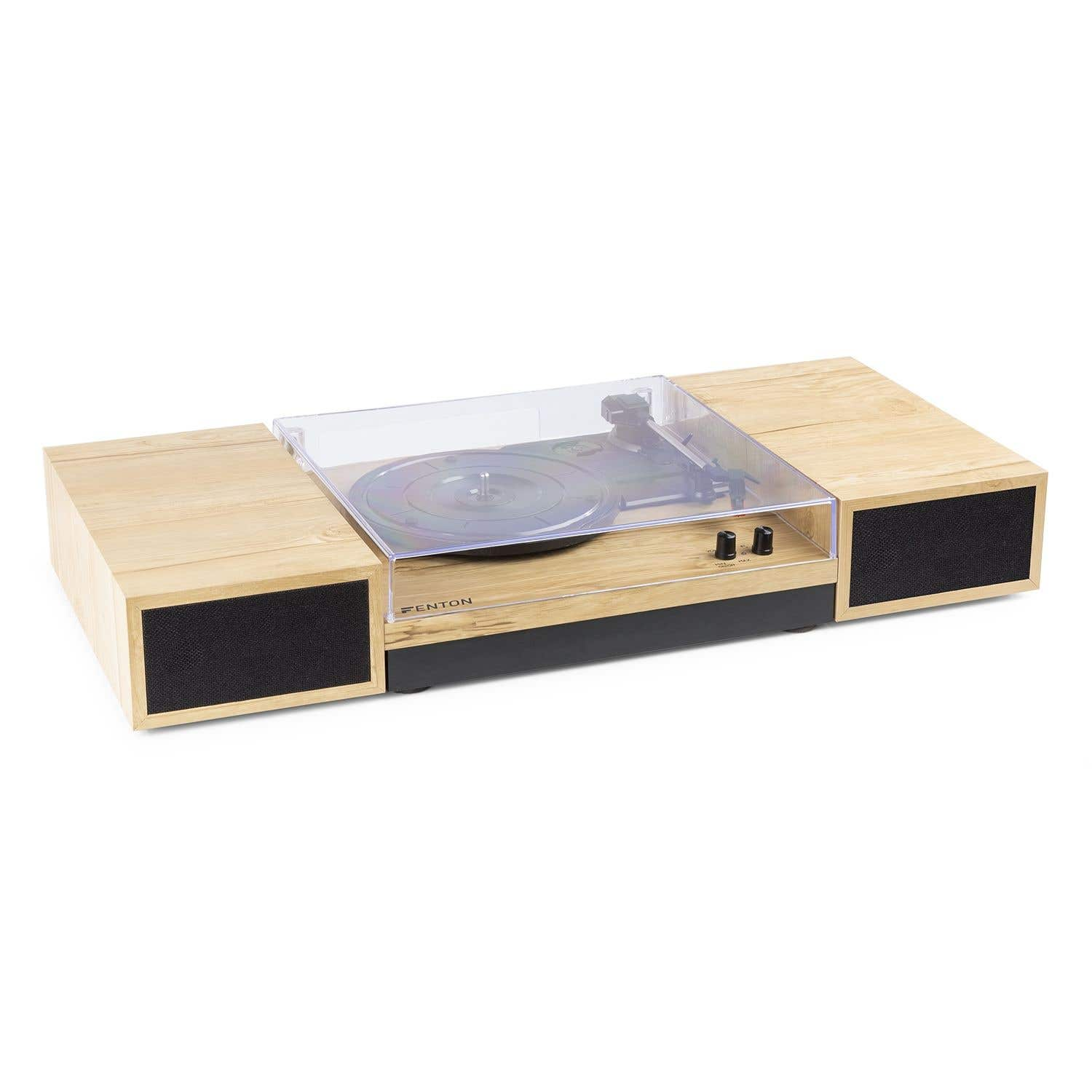 Een houten platenspeler met luidsprekers aan weerszijden. Een doorzichtige plastic hoes bedekt de platenspeler. Het merk is Fenton.