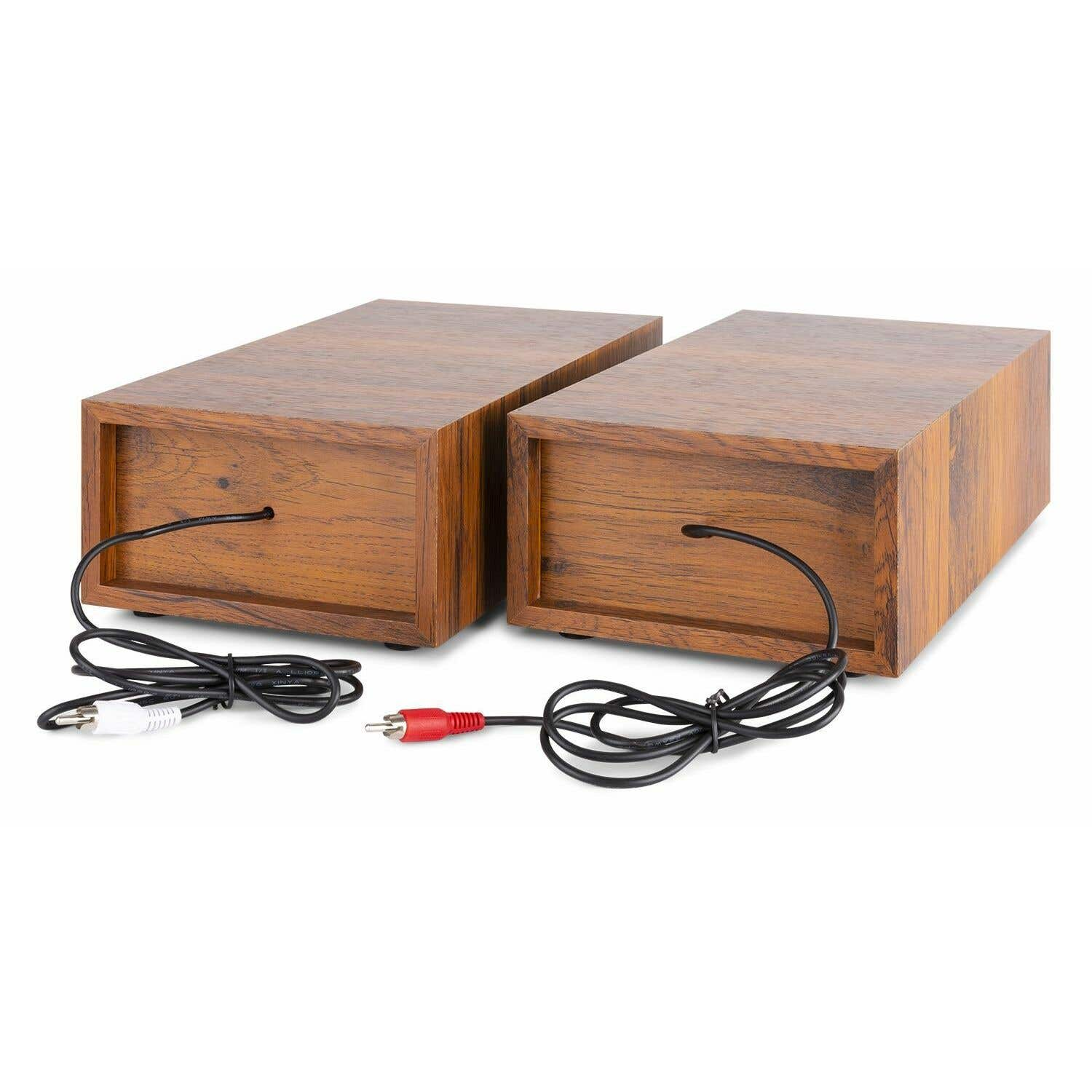 Zwei Holzboxen mit Kabeln und Anschlüssen auf weißer Fläche. Eine hat weiße, die andere rote Anschlüsse.