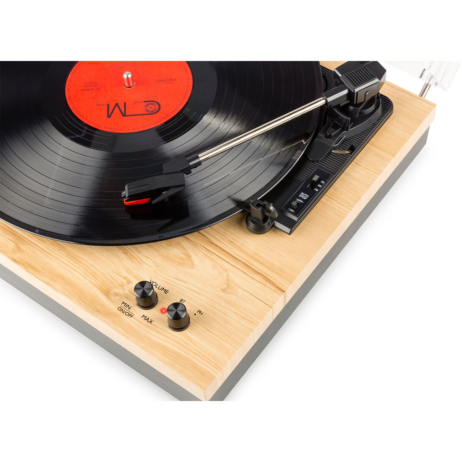 Ein Plattenspieler mit einer schwarzen Vinylplatte. Der Plattenspieler ist aus Holz mit schwarzen Bedienelementen und einem silbernen Arm.
