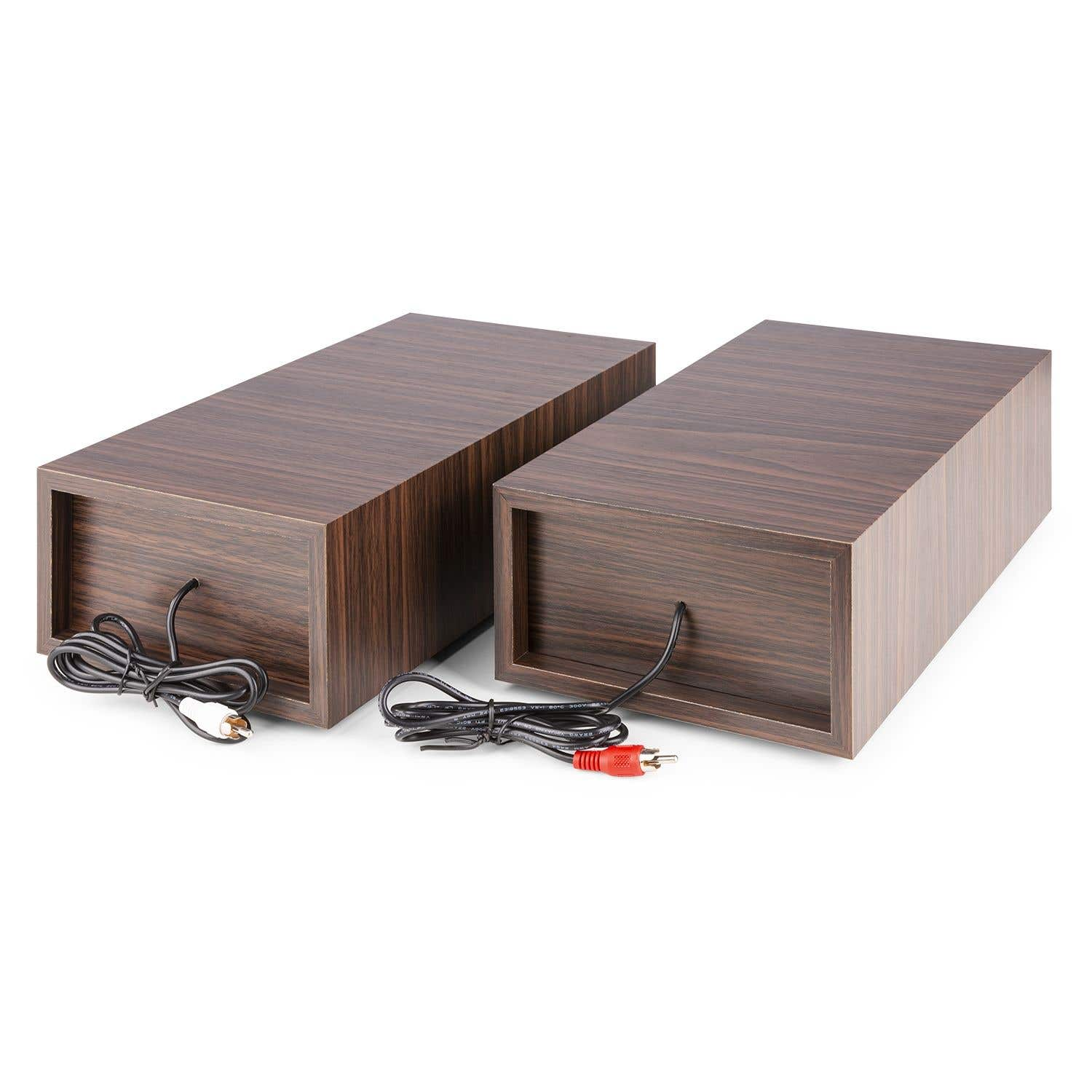 Twee bruine houten luidsprekers met zwart-witte kabels. Eén heeft een rood-witte kabel.