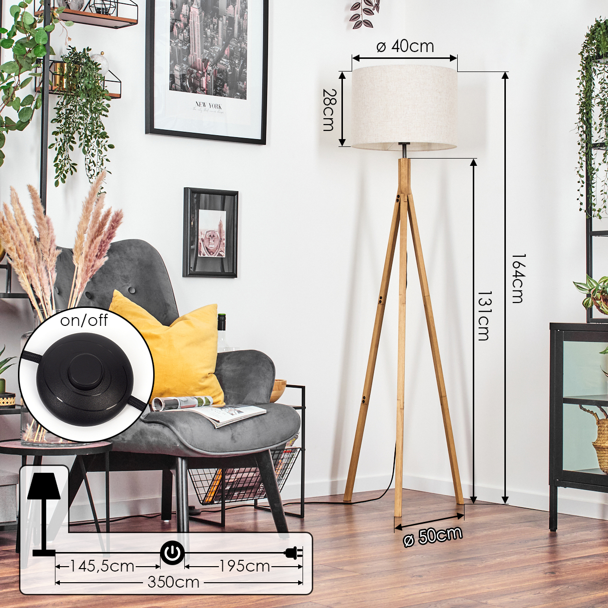 Ein Zimmer mit einer hölzernen Stativ-Stehlampe, einem grauen Sessel, einem gelben Kissen und einem New York-Bild. Abmessungen sind angegeben.