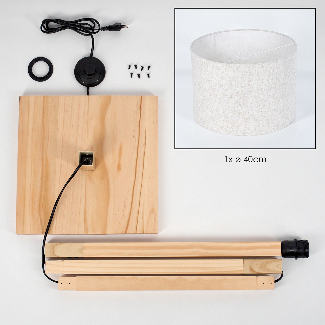 Zerlegte Lampenkomponenten auf Weiß. Enthält Holzsockel, Schirm, Kabel, Schalter, Schrauben und Holzstützen.