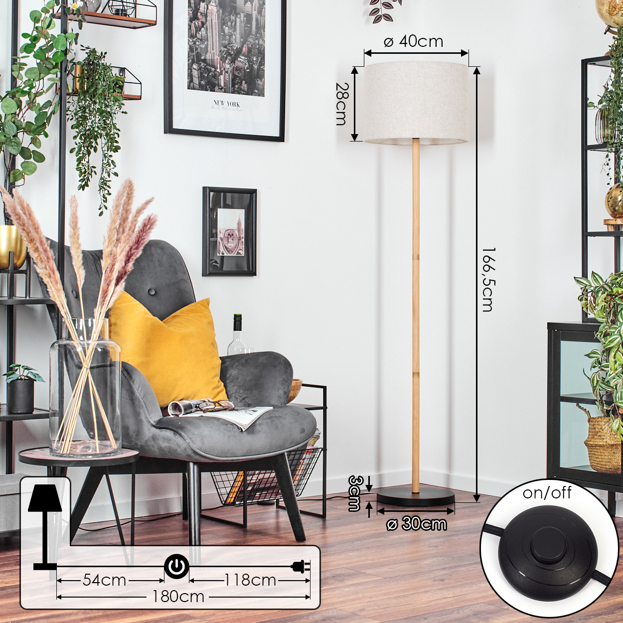 Ein Raum mit Stehlampe, Sessel und Dekorationen. Maße sind beschriftet. Ein/Aus-Schalter ist sichtbar.