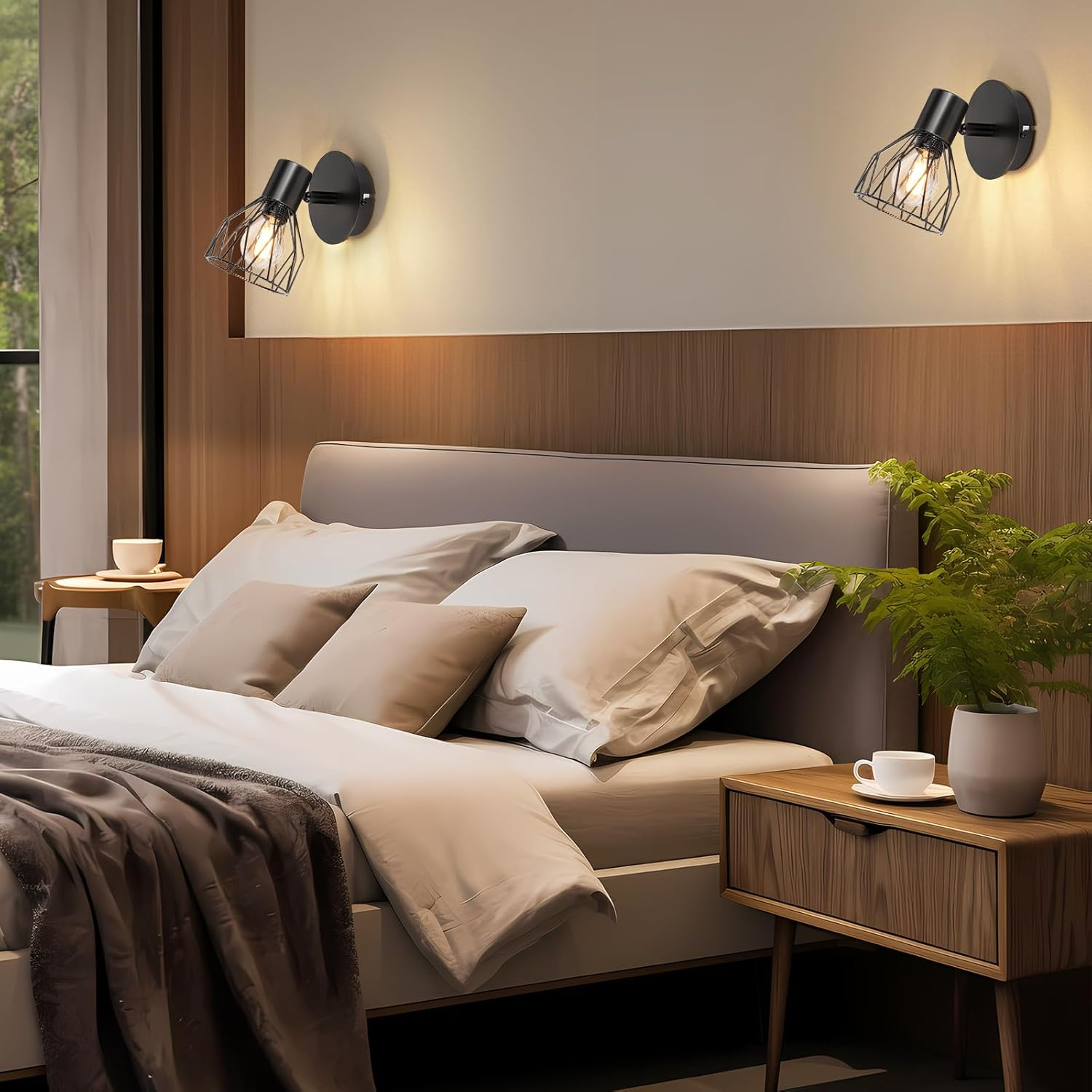Schlafzimmer mit Bett, Kissen, Lampen und Nachttischen. Eine Pflanze und eine Tasse auf dem Nachttisch.