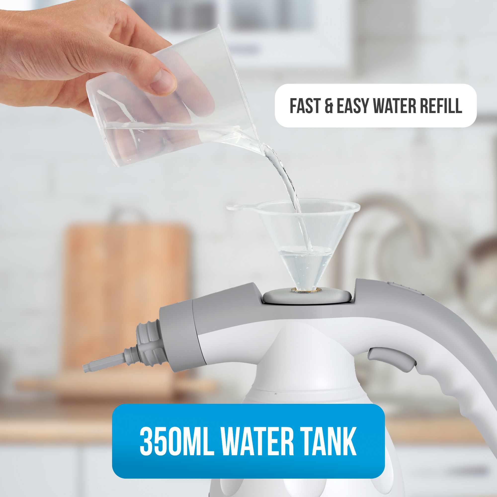 Wasser wird aus einem Messbecher in einen Trichter auf einem Dampfreiniger gegossen. Text: 'Schnelles & einfaches Nachfüllen'.