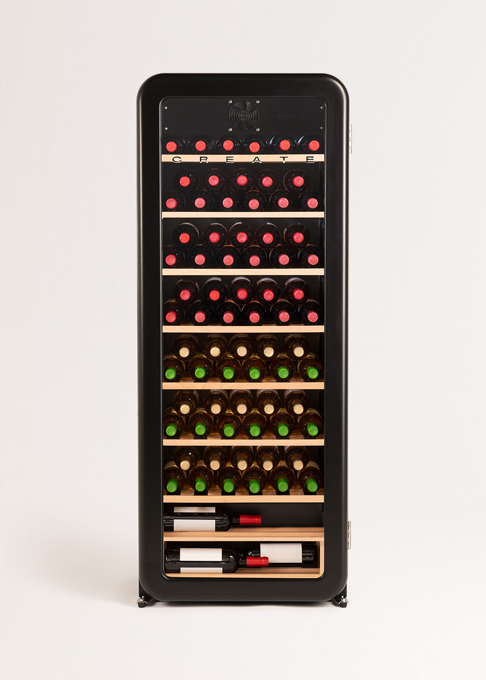 Una vinoteca negra llena de botellas de vino. Las botellas tienen tapas rojas y verdes. La palabra CREATE es visible en la parte superior.