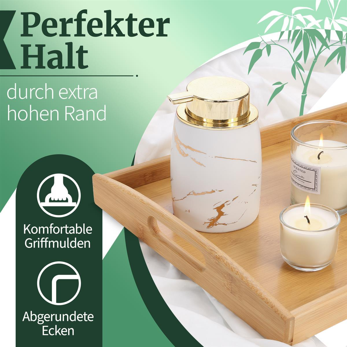 Weiß-goldener Seifenspender, Kerzen und ein Holztablett. Bambushintergrund, Textüberlagerung mit Produkteigenschaften.
