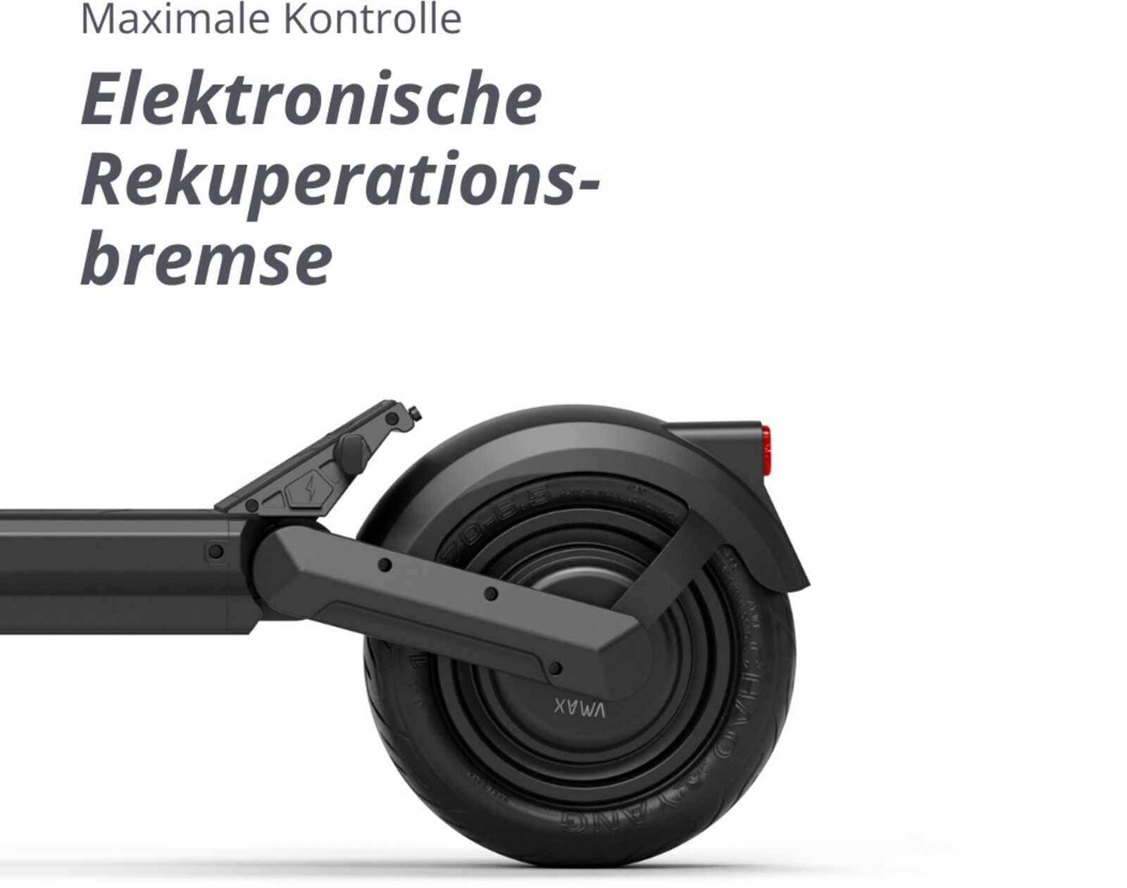 Nahaufnahme des Hinterrads und Bremssystems eines E-Scooters. Das Rad ist schwarz, der Kotflügel hat ein rotes Licht.