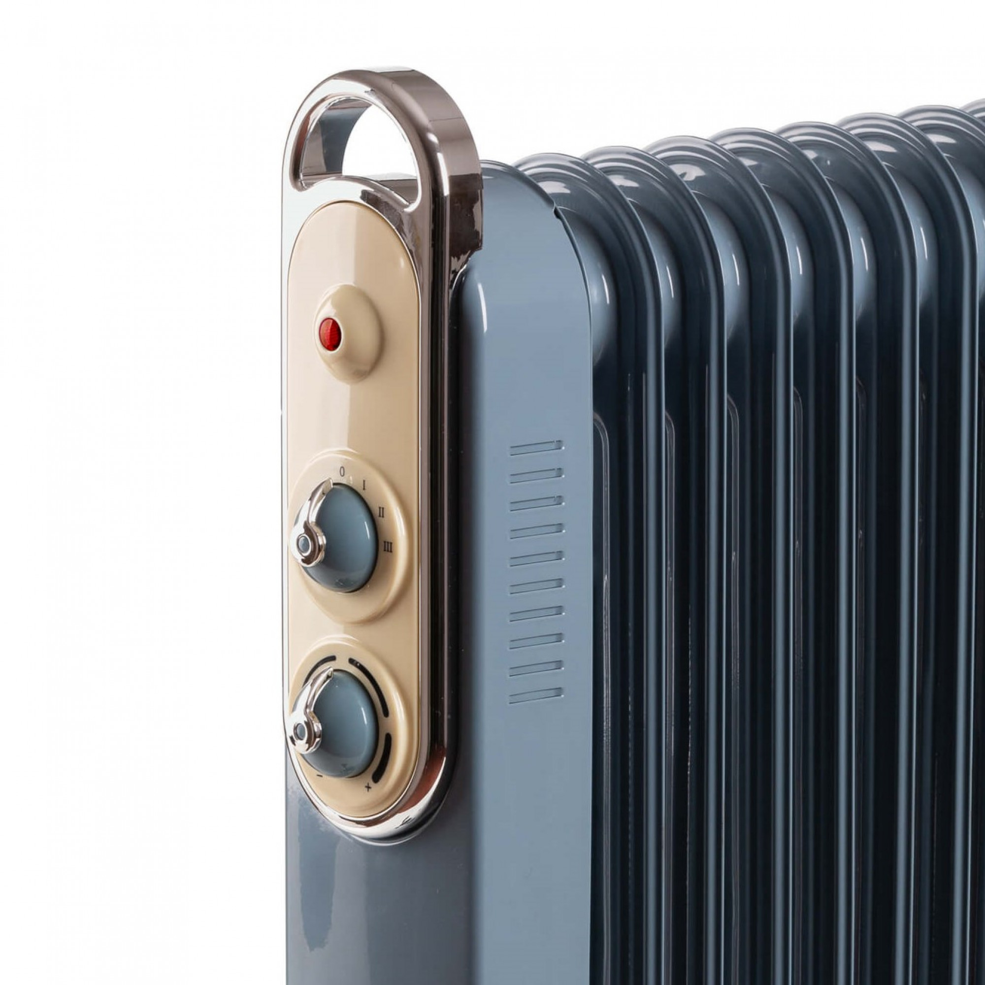 Zbliżenie niebiesko-beżowego grzejnika olejowego. Ma panel sterowania z pokrętłami i czerwonym wskaźnikiem.