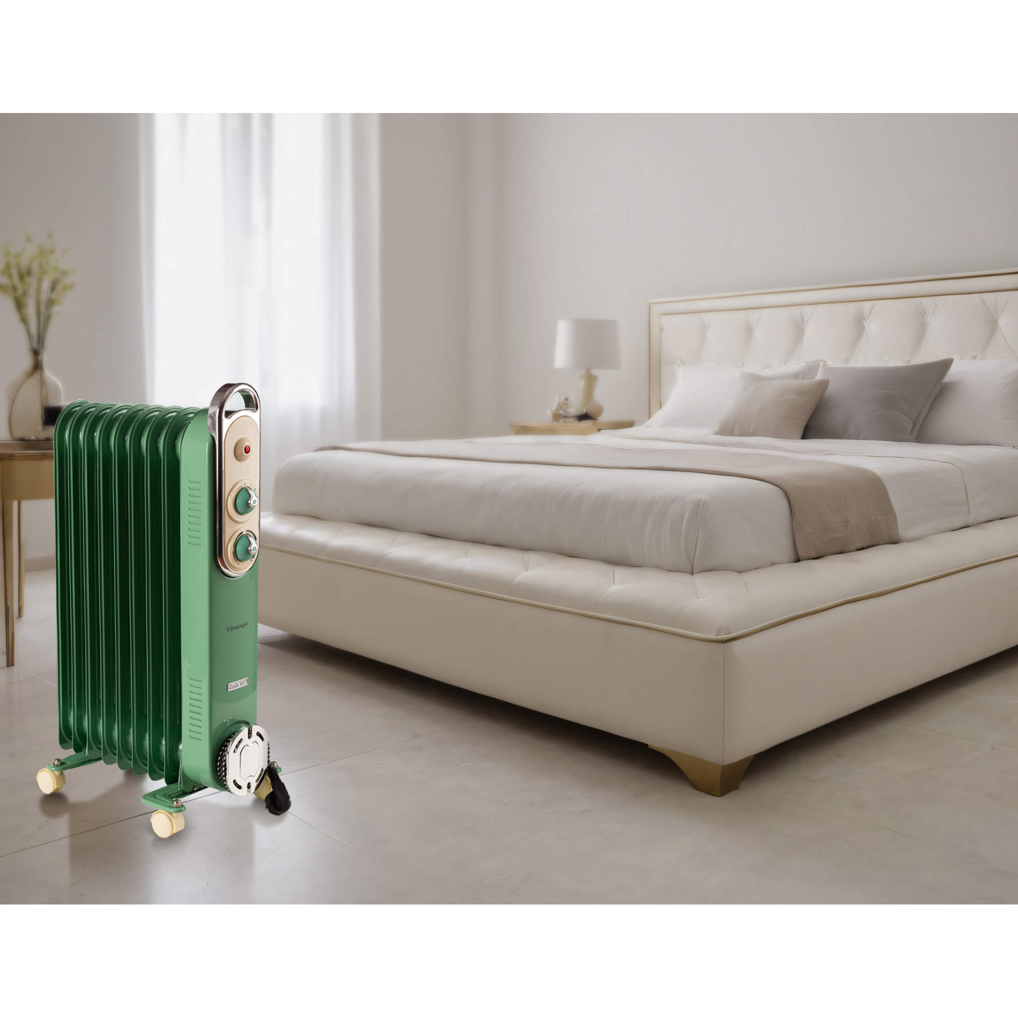 Termosifone a olio verde in una camera da letto bianca. Letto con biancheria da letto bianca. Comodino beige con lampada. Finestra con tende bianche.