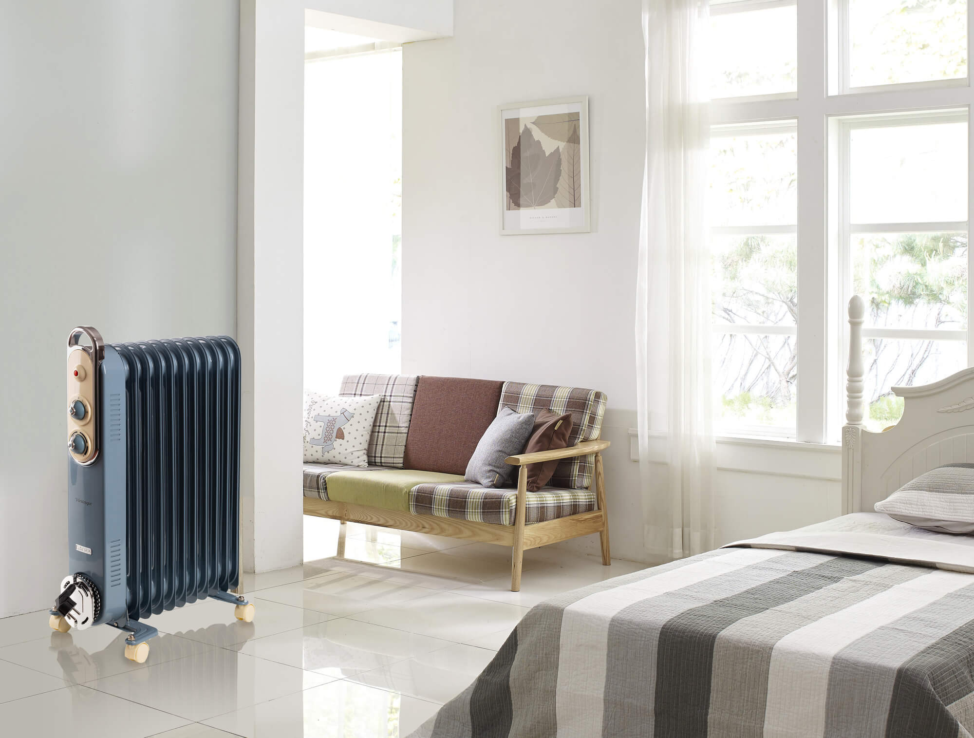Scena w salonie z niebieskim grzejnikiem, sofą, łóżkiem i oknem. Pokój jest jasny i nowoczesny.
