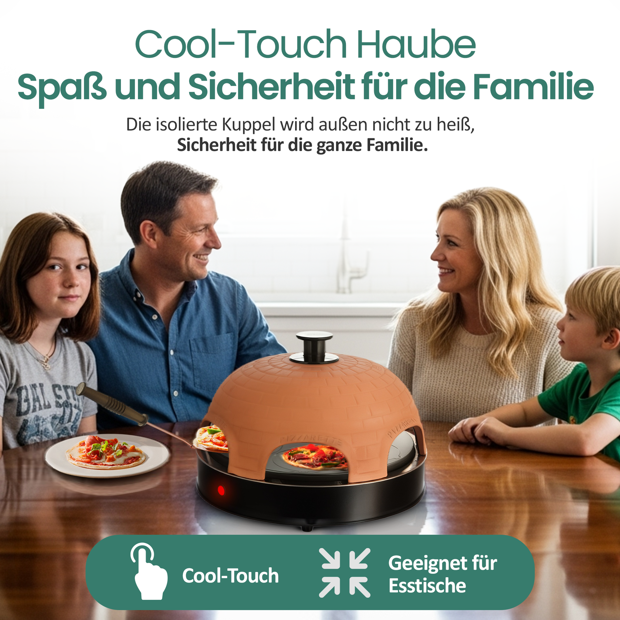 Familie um einen Pizzaofen. Auf einem Tisch steht eine Pizza auf einem Teller. Text: 'Cool-Touch Haube'.