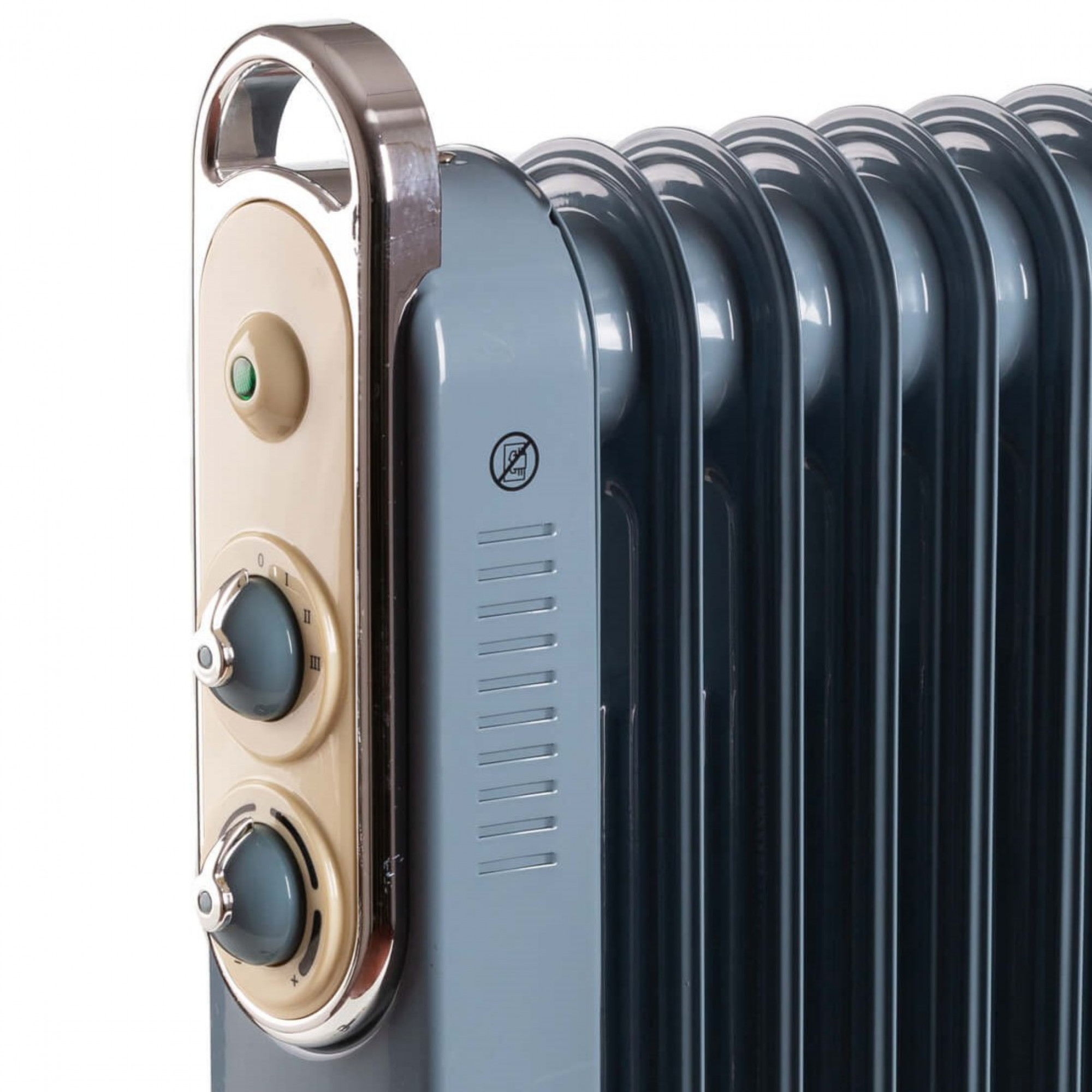 Zbliżenie niebiesko-beżowego grzejnika olejowego. Ma uchwyt, pokrętła i przycisk zasilania. Tło jest białe.