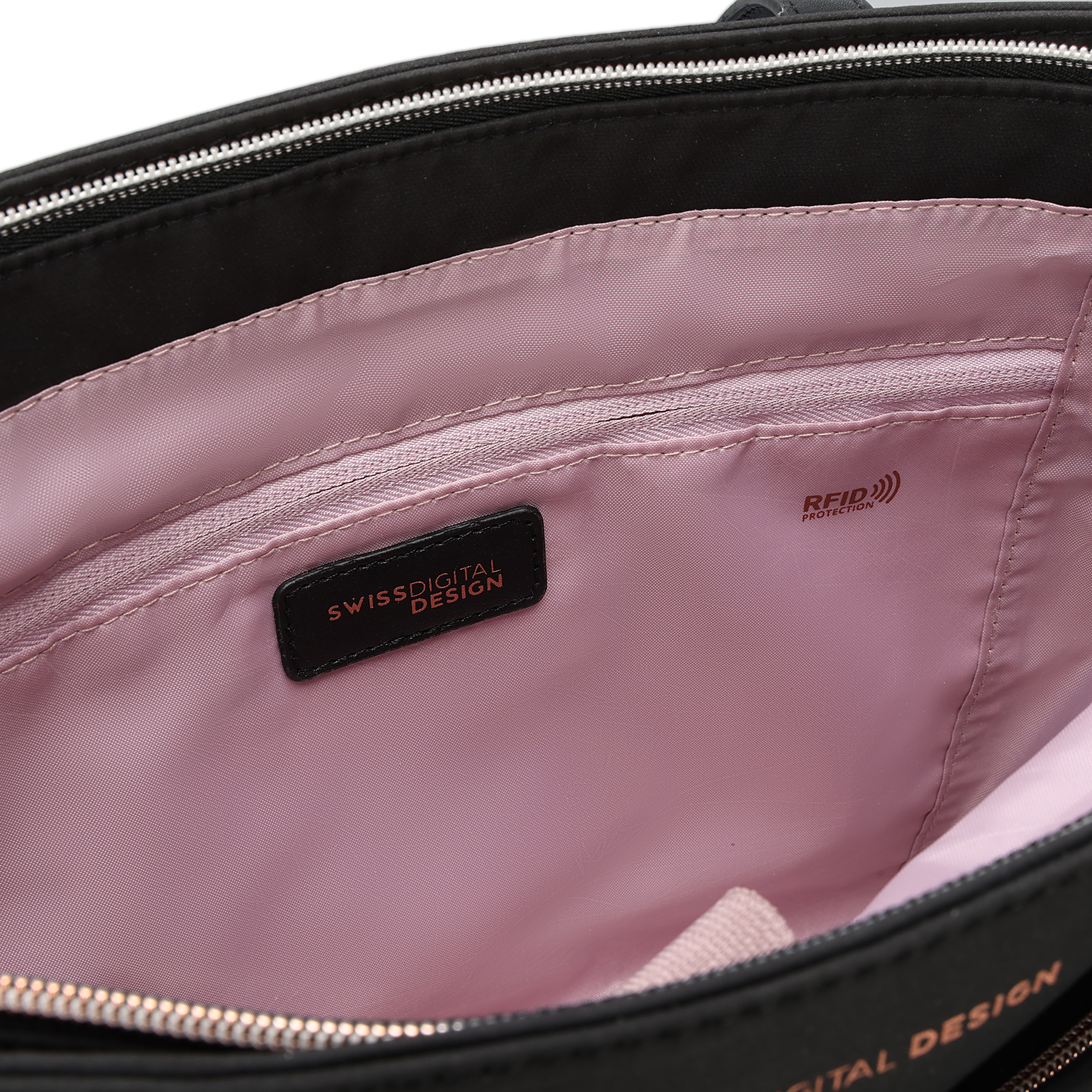 Interno di una borsa nera con interno rosa. Caratteristiche: cerniera, logo ed etichetta di protezione RFID.