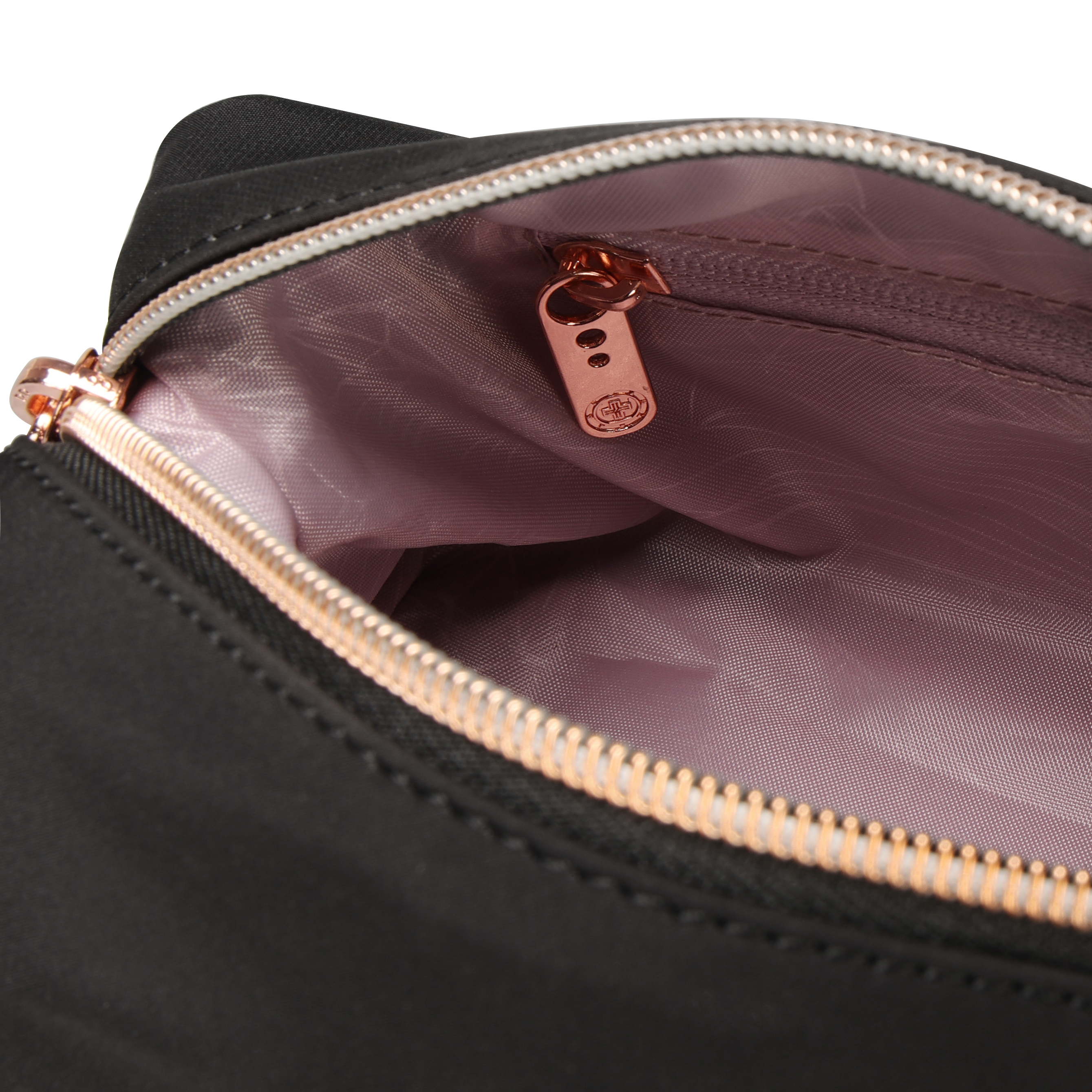Primo piano di una borsa nera con cerniera color oro rosa e interno rosa. La cerniera è parzialmente aperta.