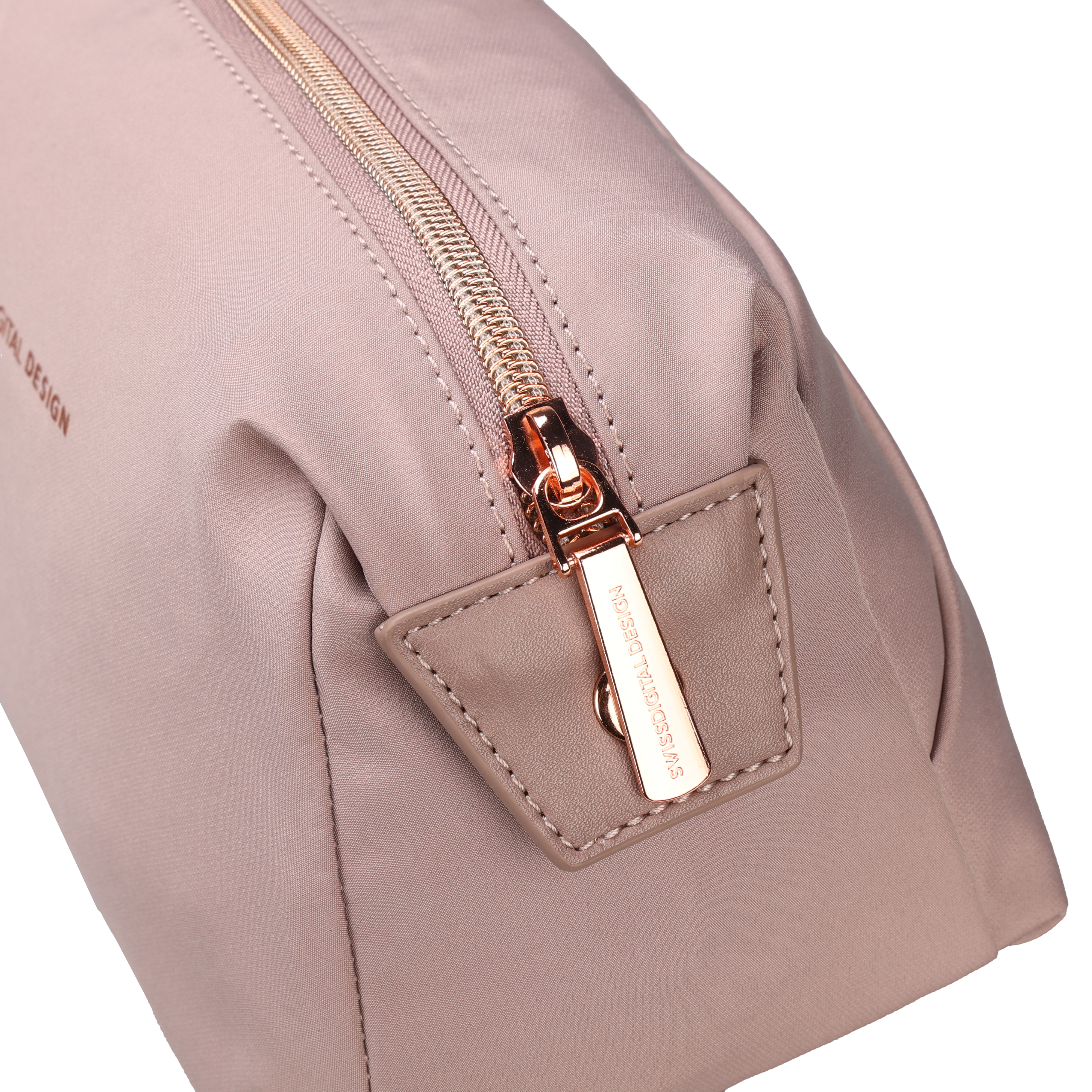 Primo piano di una borsa rosa con cerniera dorata ed etichetta con scritta SWISSDIGITAL DESIGN.