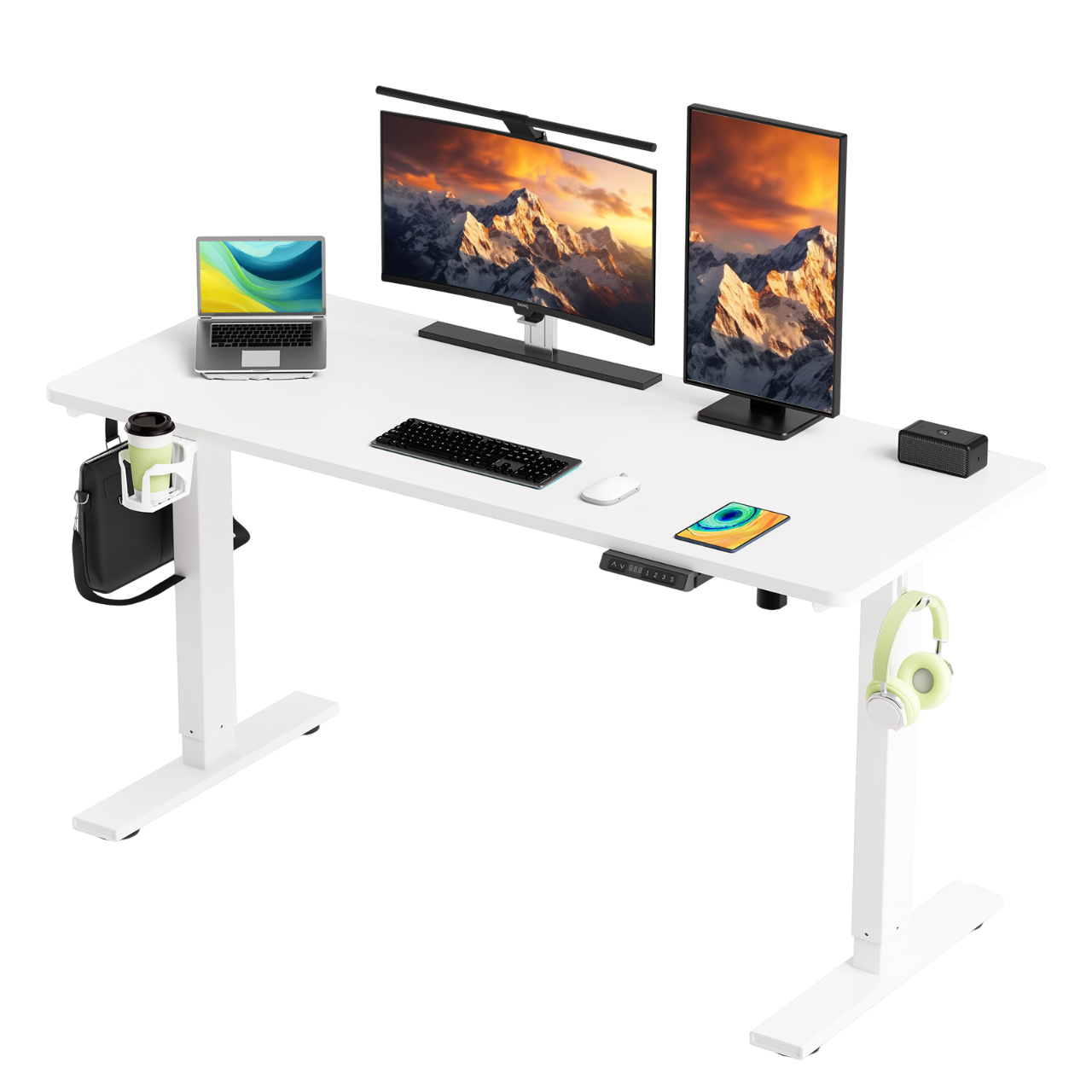 Ein weißer Schreibtisch mit zwei Monitoren, die Bergszenen zeigen, einem Laptop, einer Tastatur, einer Maus, Kopfhörern und einem Tablet.